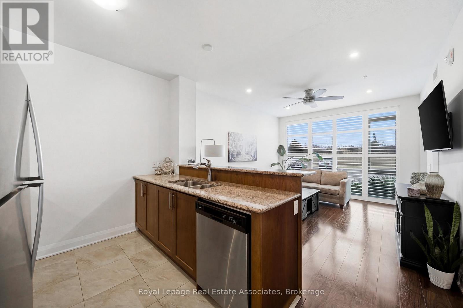 114 - 16 Concord Place, Grimsby, Ontario  L3M 0J1 - Photo 4 - X12898140