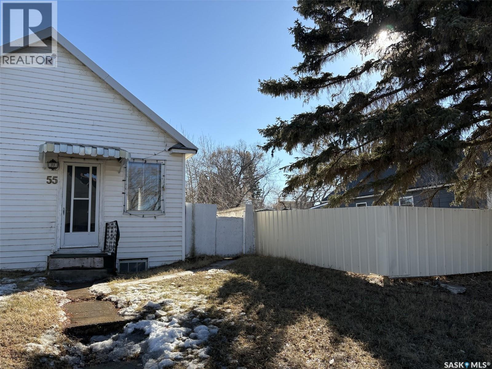 59 Iroquois Street W, Moose Jaw, Saskatchewan  S6H 5A4 - Photo 2 - SK030824