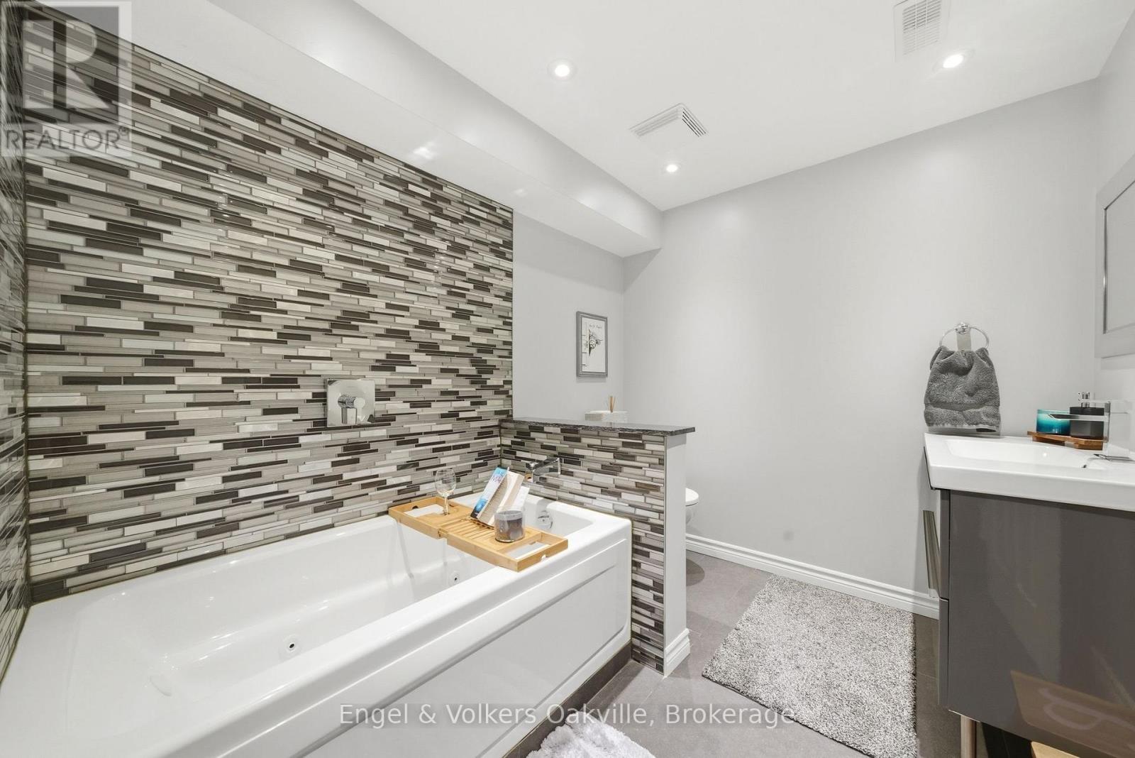 115 Pumpkin Pass, Hamilton, Ontario  L0R 1C0 - Photo 37 - X12898176