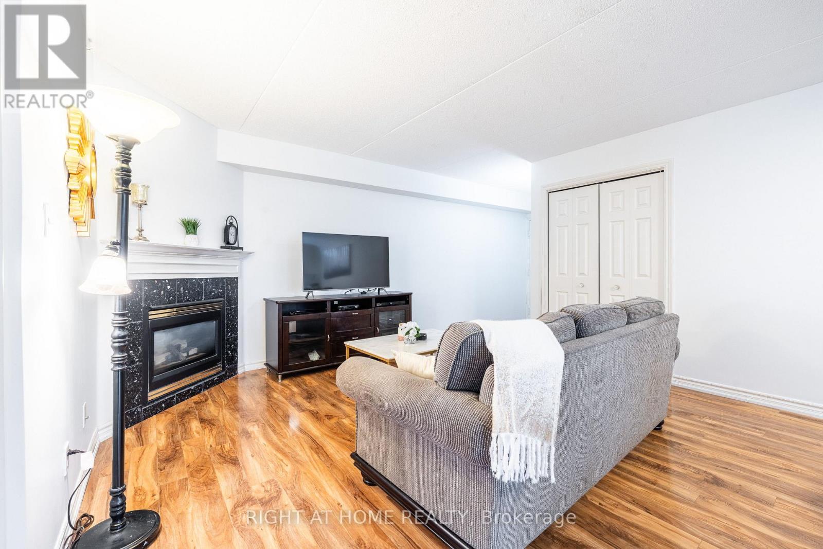 311 - 1441 Walker's Line, Burlington, Ontario  L7M 4P2 - Photo 3 - W12898188