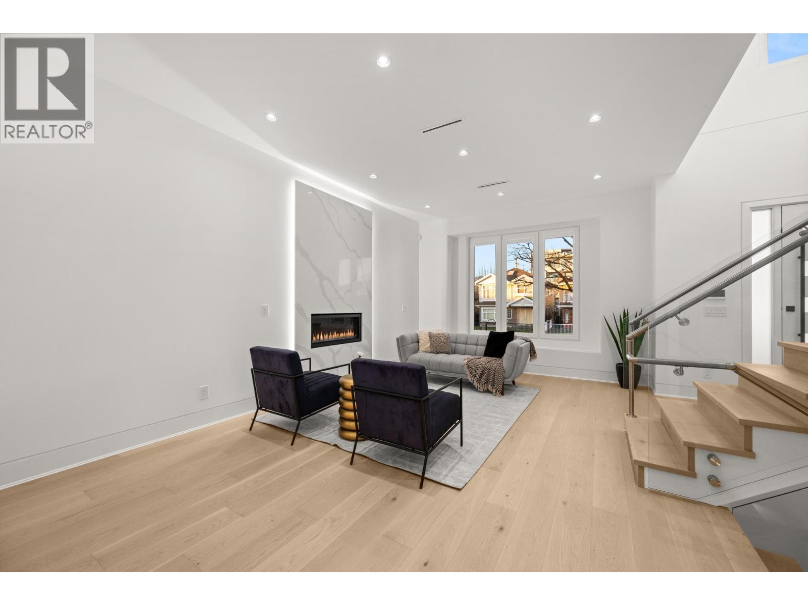 4346 Pender Street, Burnaby, British Columbia  V5C 2M6 - Photo 4 - R3082017