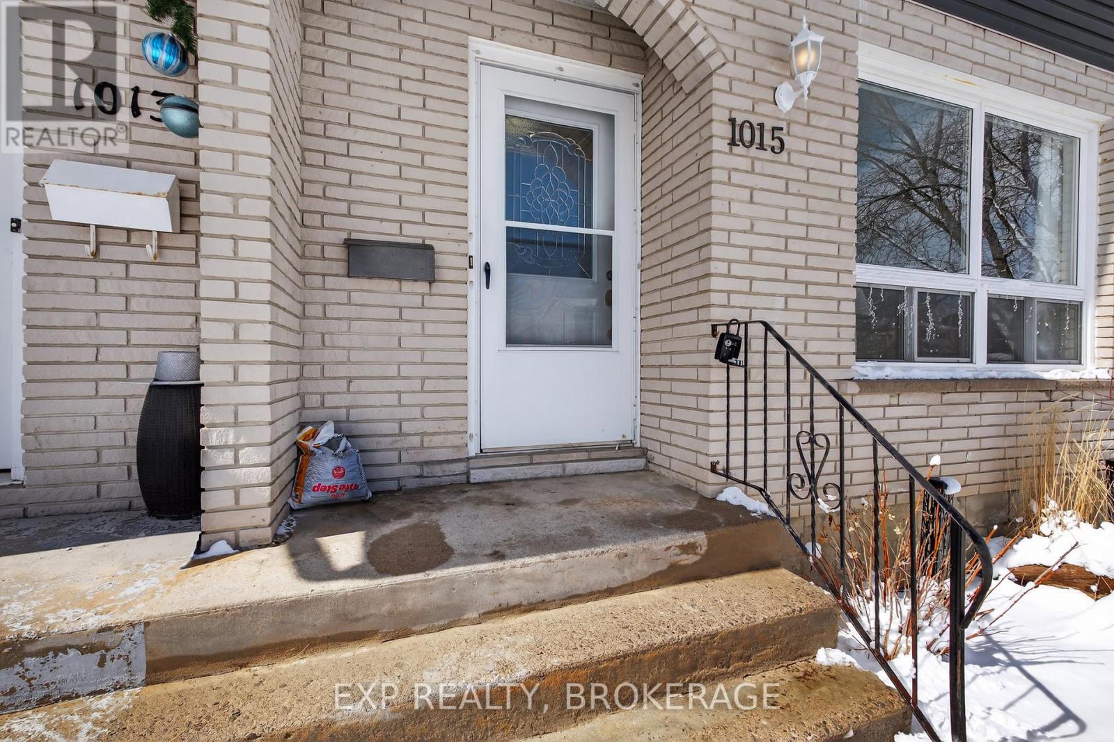 1015 Sprucewood Crescent, Kingston, Ontario  K7P 1N1 - Photo 3 - X12898256