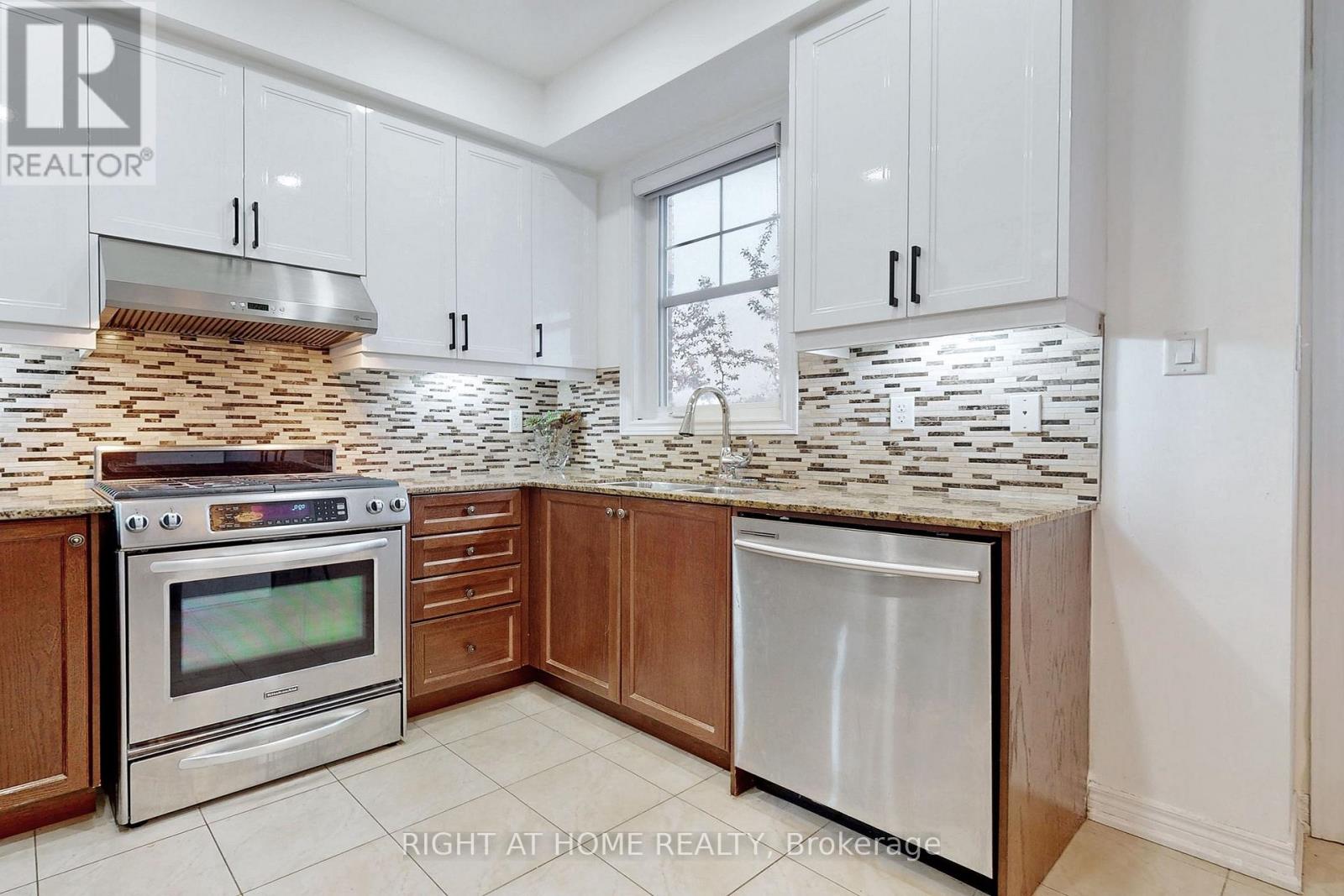 3 - 10 Porter Avenue W, Vaughan, Ontario  L4L 0H1 - Photo 12 - N12898232