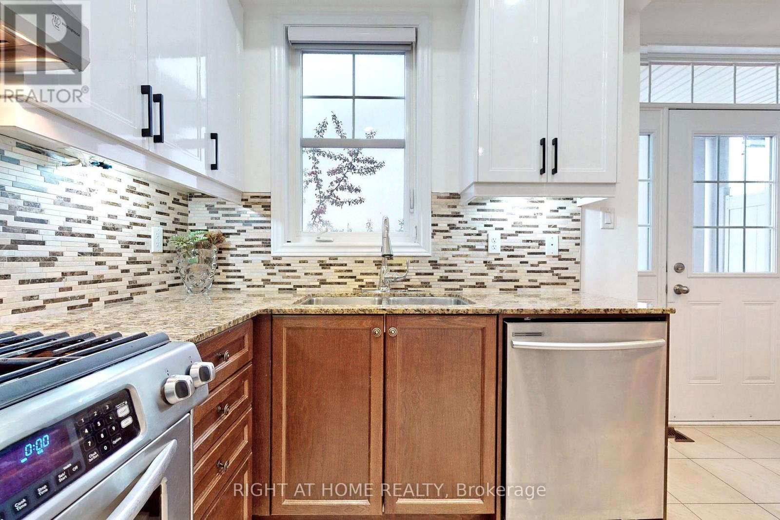 3 - 10 Porter Avenue W, Vaughan, Ontario  L4L 0H1 - Photo 13 - N12898232