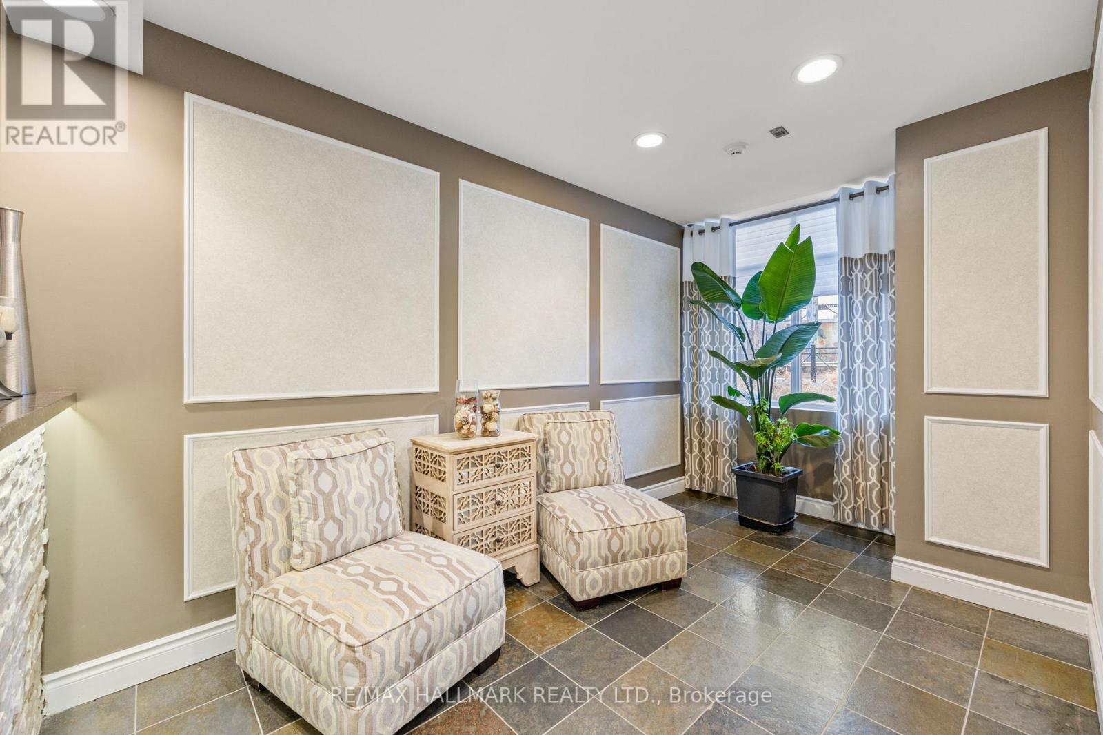 519 - 2495 Dundas Street W, Toronto, Ontario  M6P 1X4 - Photo 4 - W12897698