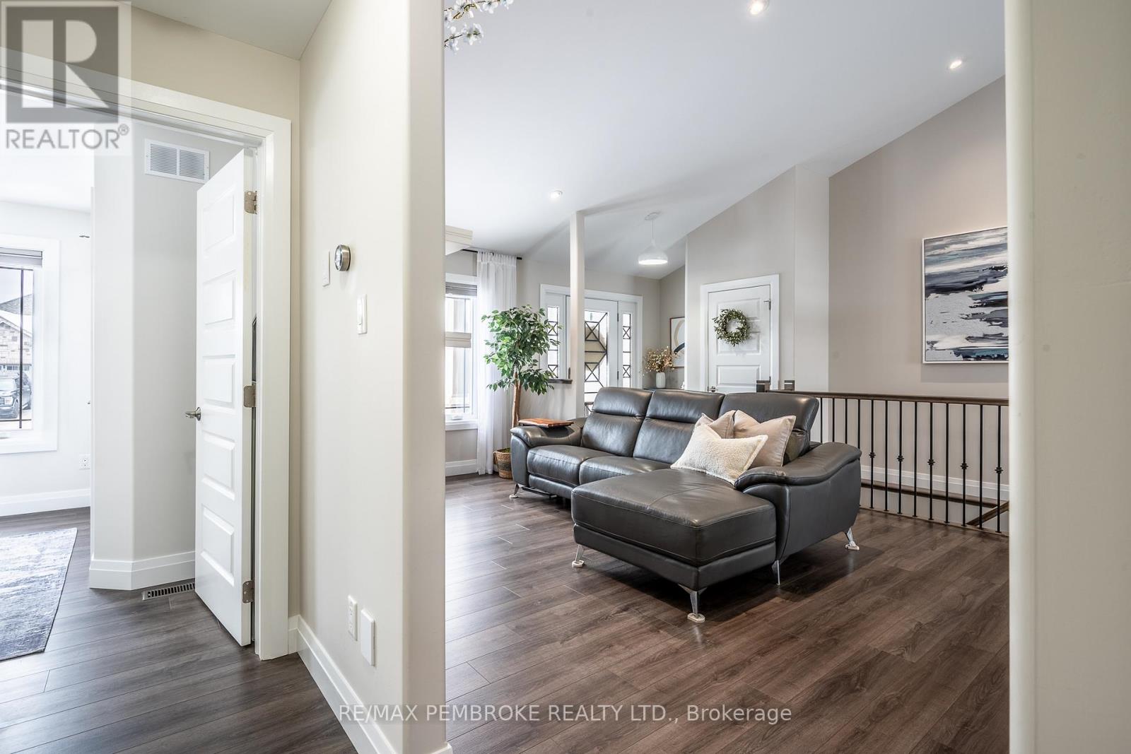 77 Noble Crescent, Petawawa, Ontario  K8H 0G1 - Photo 10 - X12898370