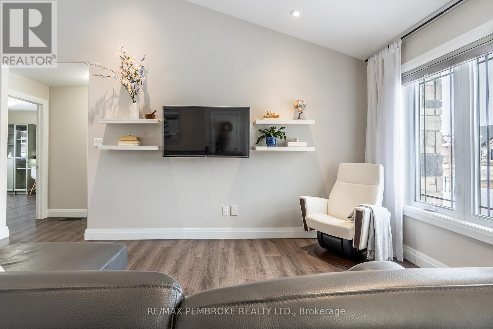 77 Noble Crescent, Petawawa, Ontario  K8H 0G1 - Photo 11 - X12898370