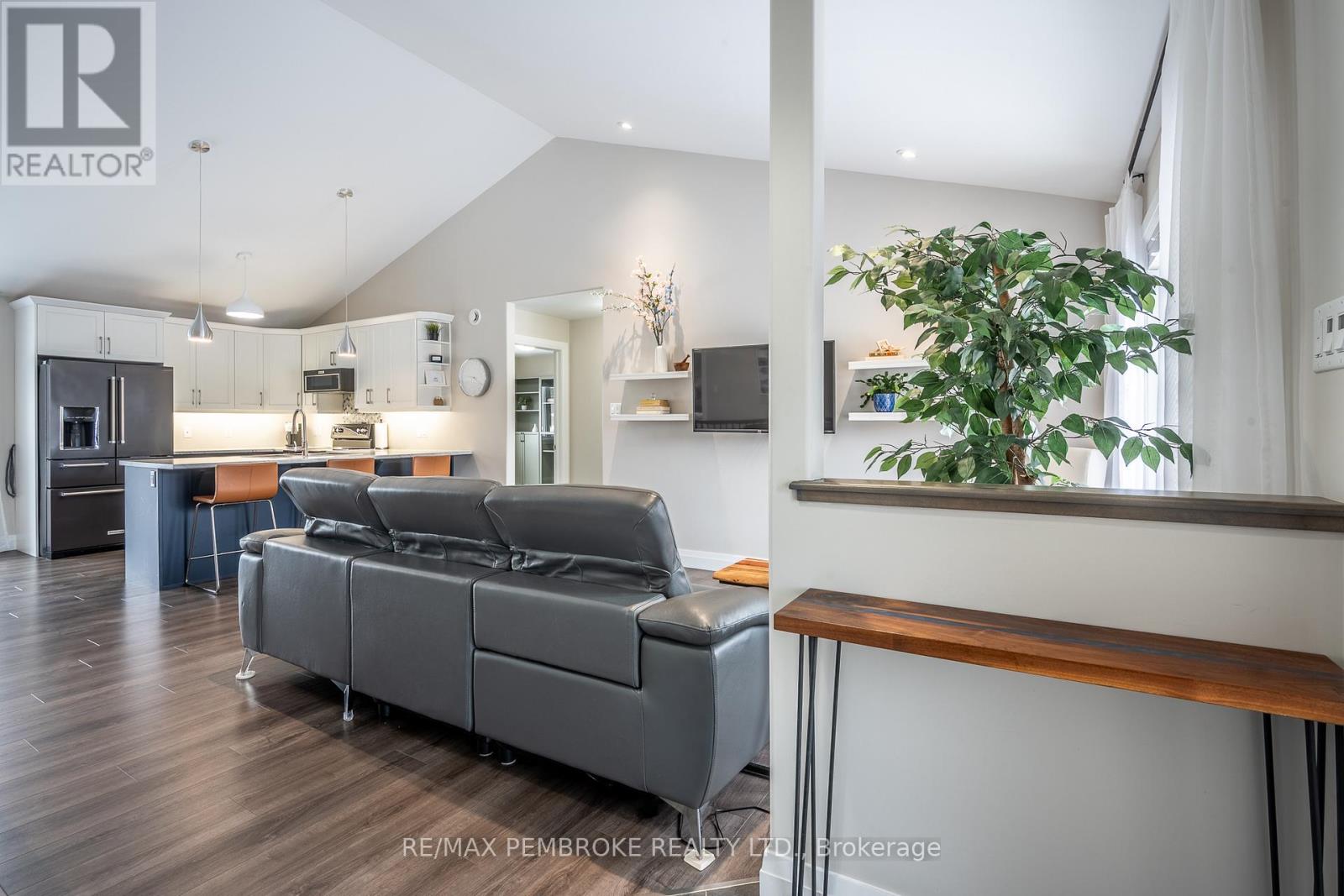 77 Noble Crescent, Petawawa, Ontario  K8H 0G1 - Photo 12 - X12898370