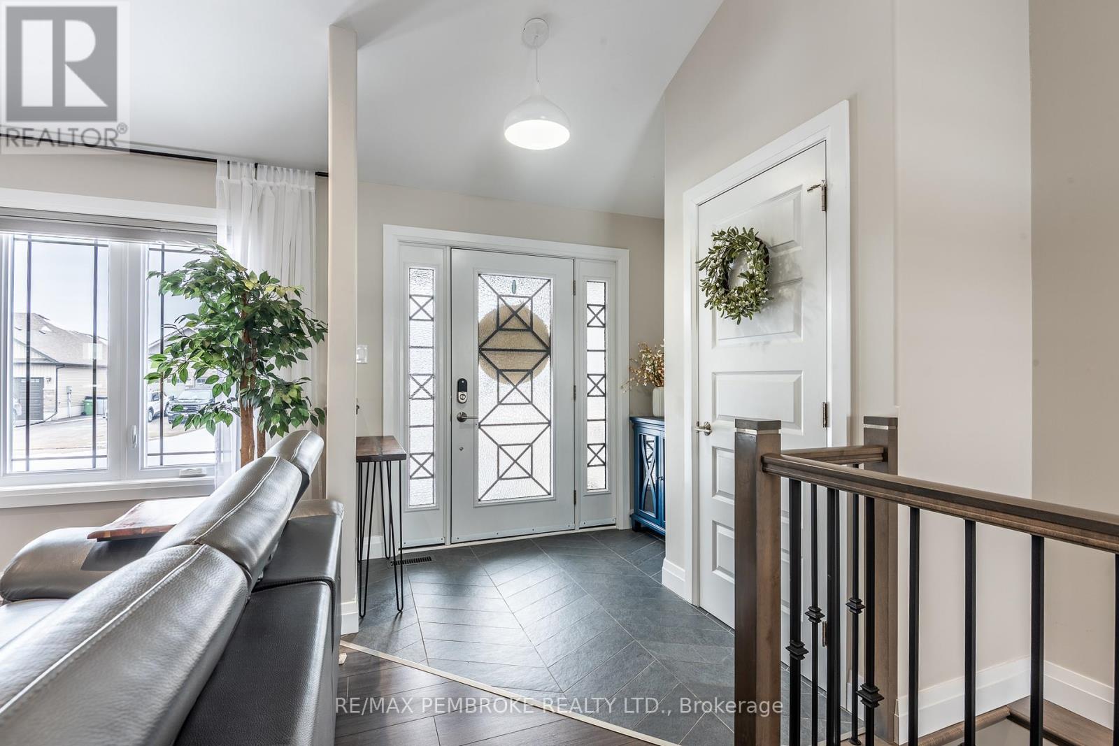 77 Noble Crescent, Petawawa, Ontario  K8H 0G1 - Photo 8 - X12898370