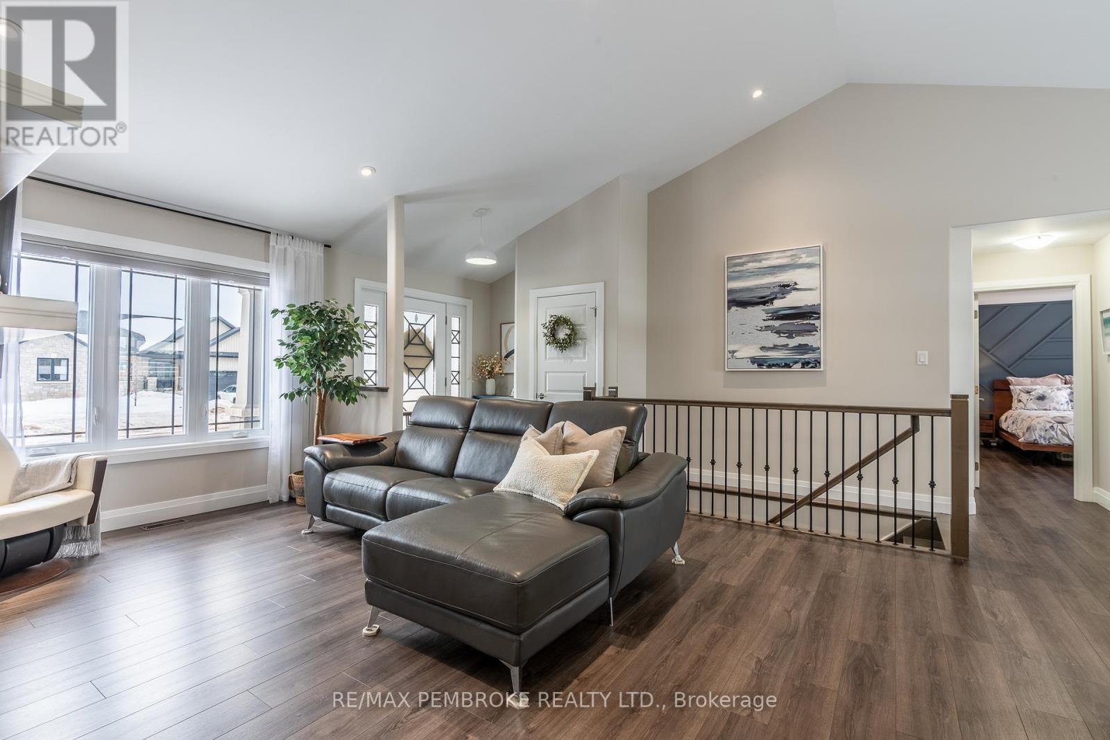 77 Noble Crescent, Petawawa, Ontario  K8H 0G1 - Photo 9 - X12898370