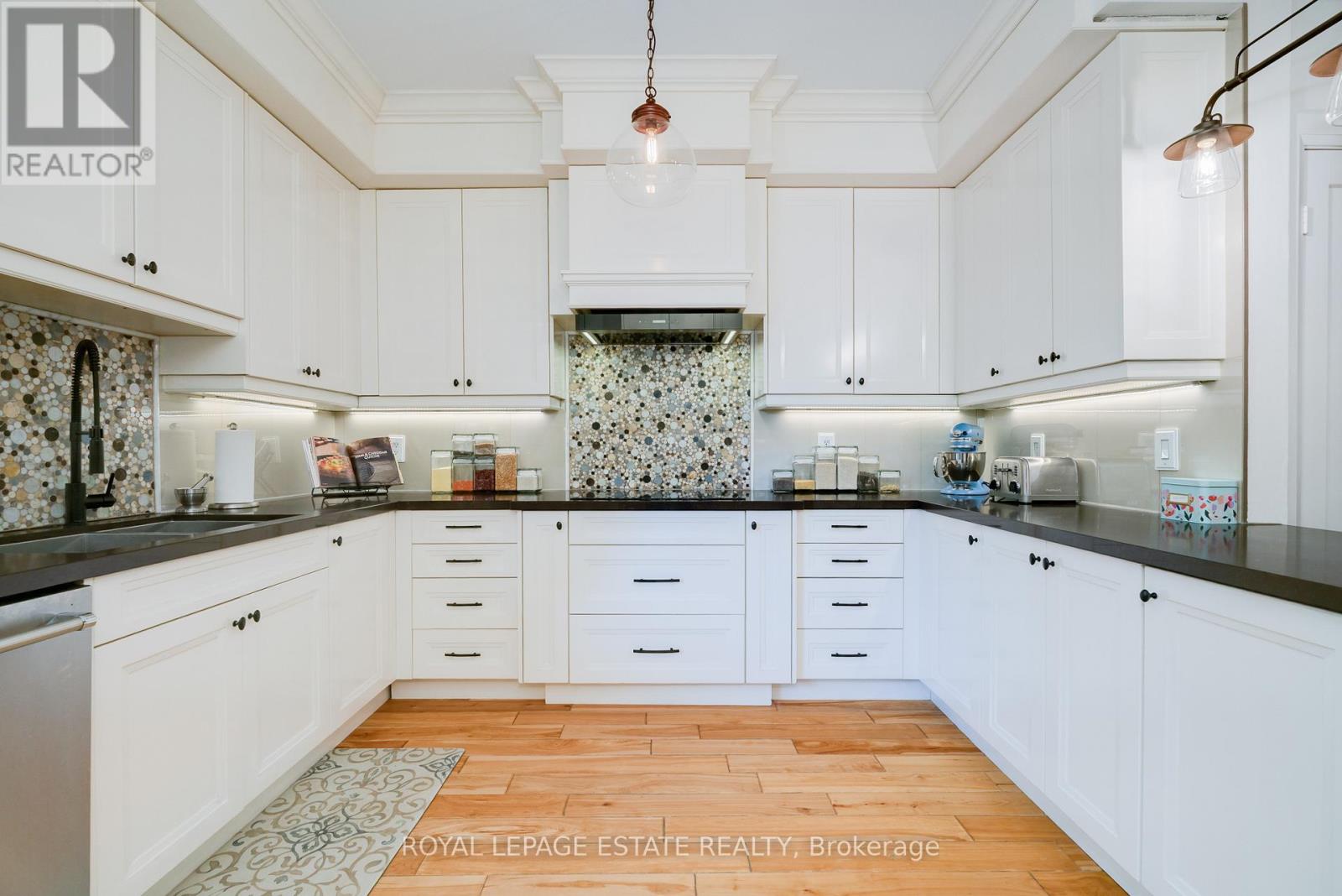 18 Bastedo Avenue, Toronto (Woodbine Corridor), Ontario  M4C 3M7 - Photo 12 - E12898404