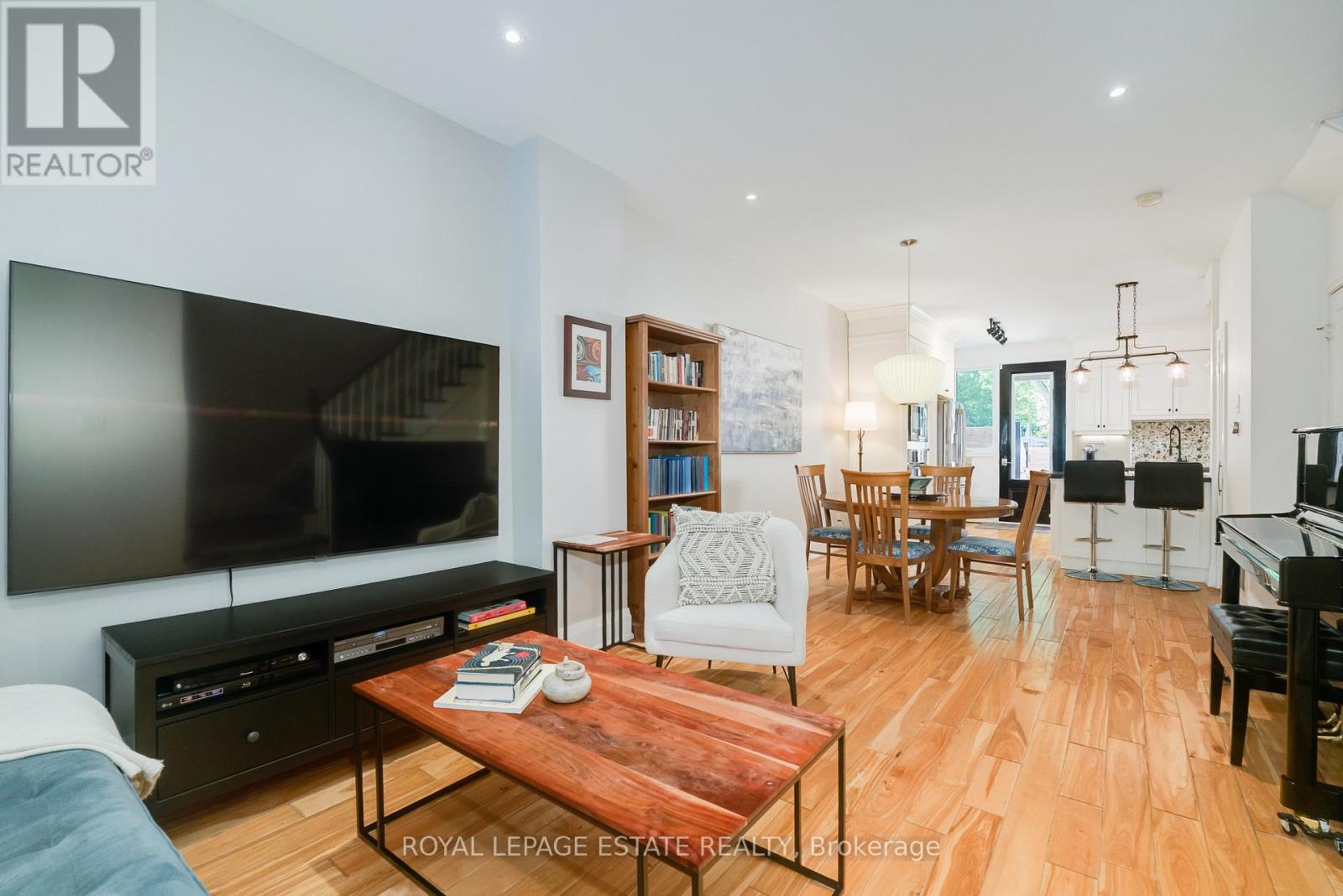 18 Bastedo Avenue, Toronto (Woodbine Corridor), Ontario  M4C 3M7 - Photo 4 - E12898404