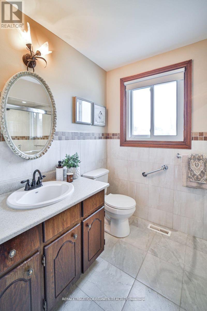 21 Disan Court, Toronto (Thistletown-Beaumonde Heights), Ontario  M9V 4A5 - Photo 24 - W12898402