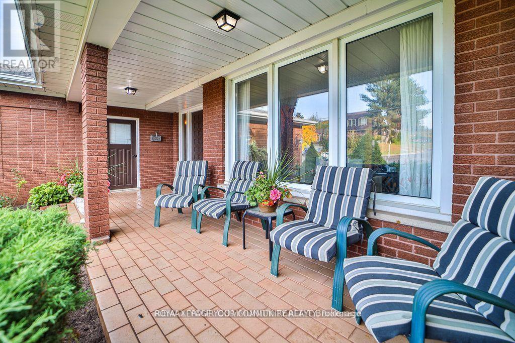 21 Disan Court, Toronto (Thistletown-Beaumonde Heights), Ontario  M9V 4A5 - Photo 7 - W12898402