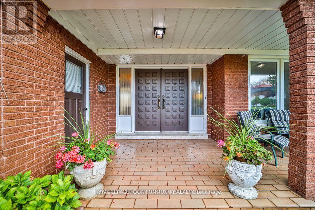 21 Disan Court, Toronto (Thistletown-Beaumonde Heights), Ontario  M9V 4A5 - Photo 8 - W12898402