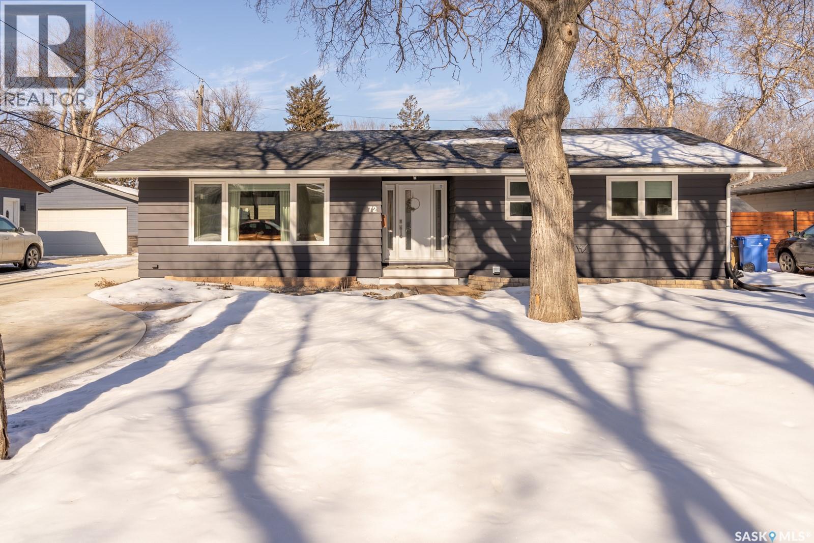 72 Dolphin Bay, Regina, Saskatchewan  S4S 4Z8 - Photo 2 - SK030551