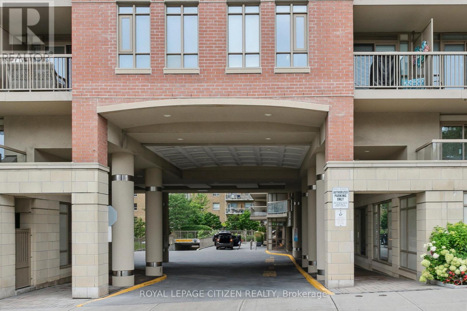 121 - 900 MOUNT PLEASANT ROAD, Toronto, Ontario