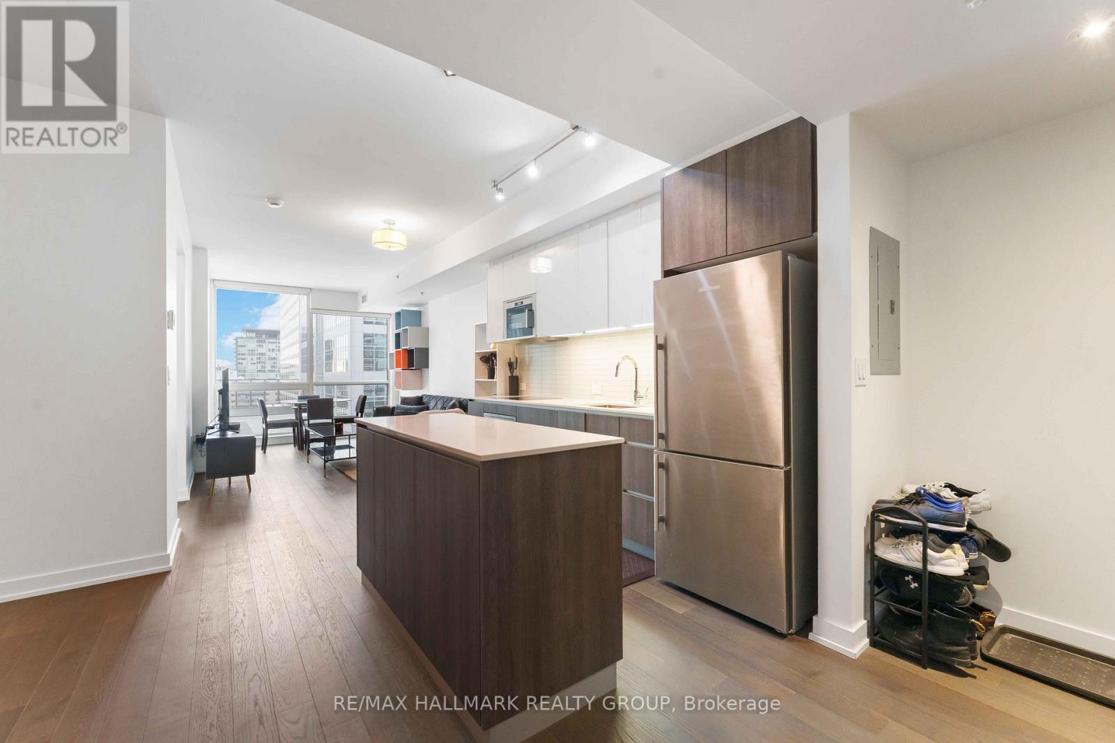 801 - 199 Slater Street, Ottawa, Ontario  K1P 0A6 - Photo 2 - X12898502