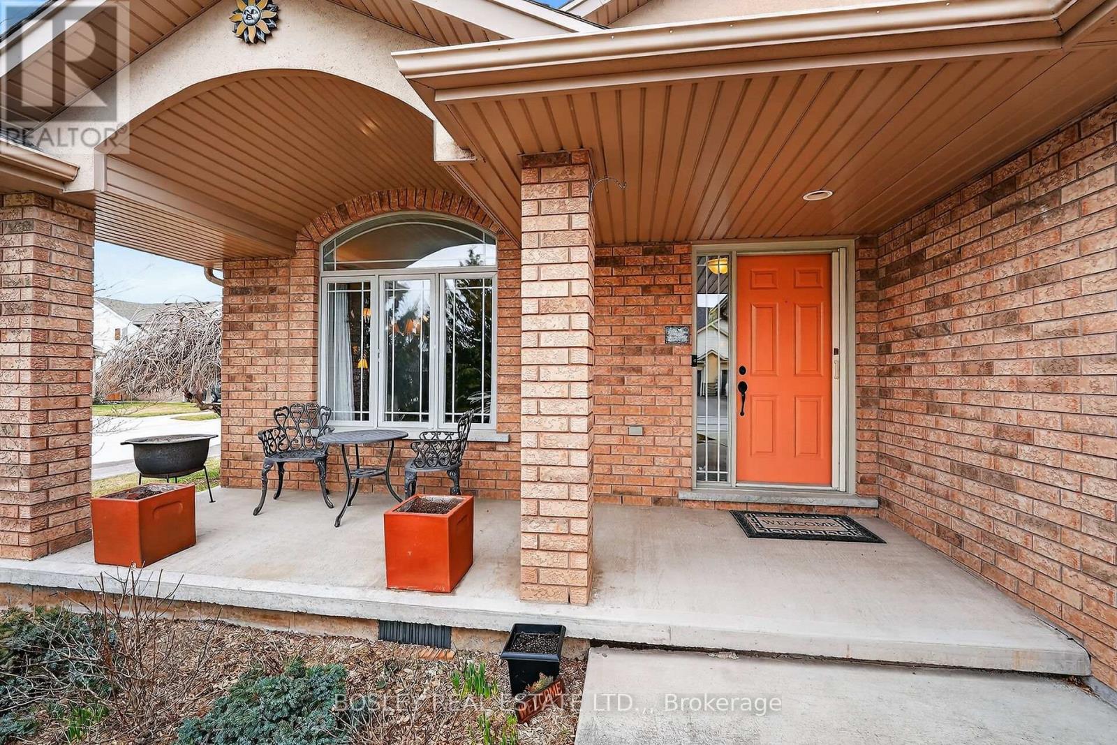 15 Hope Avenue, Niagara-On-The-Lake, Ontario  L0S 1T0 - Photo 2 - X12898476