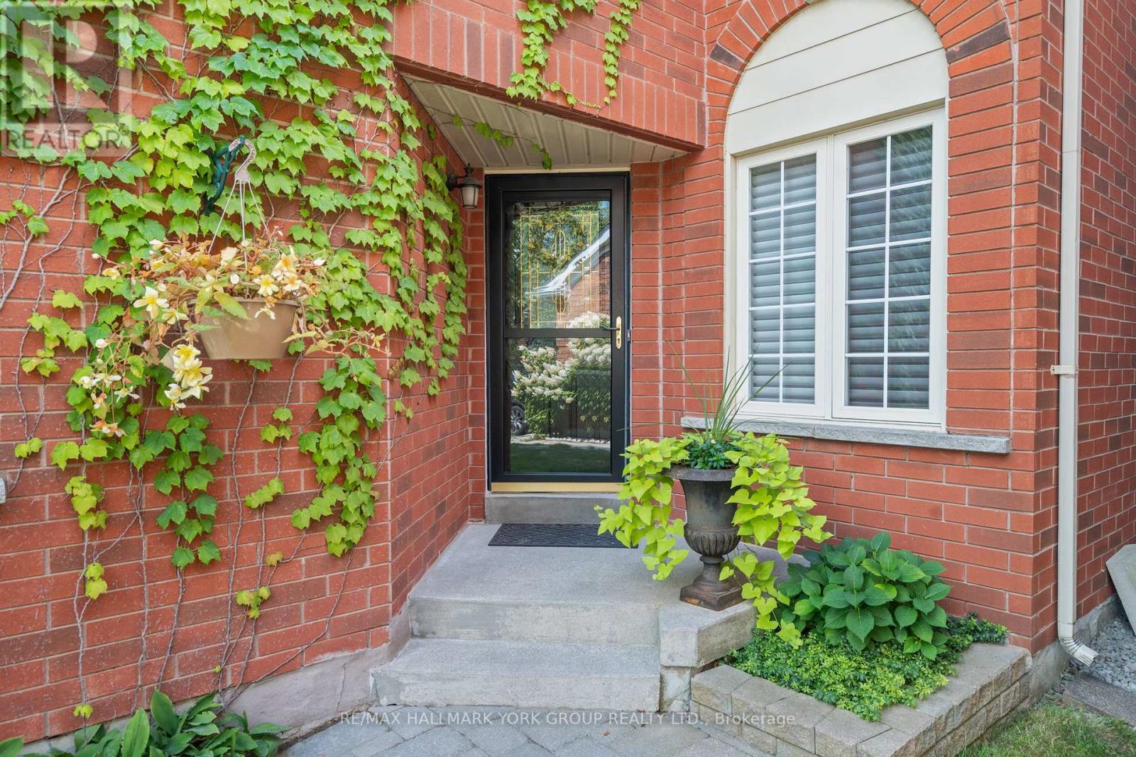 18 Rush Road, Aurora, Ontario  L4G 7G3 - Photo 4 - N12898444