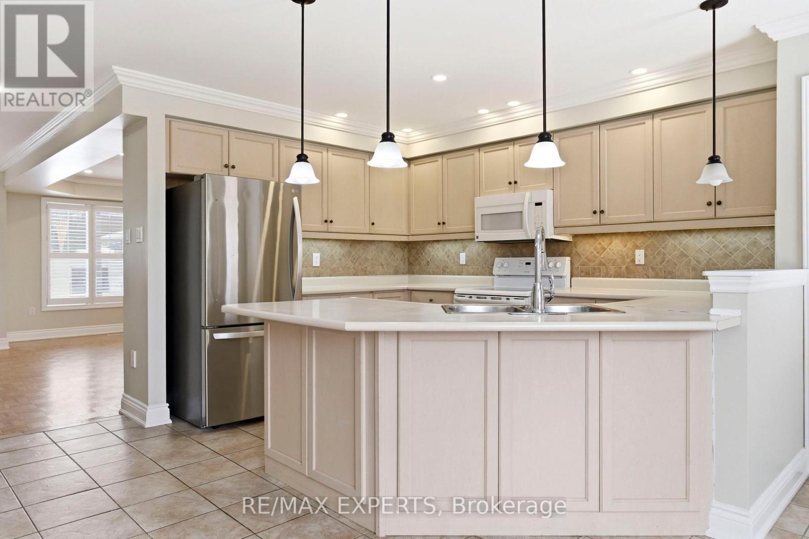 45 Forest Run Boulevard, Vaughan, Ontario  L4K 5J7 - Photo 9 - N12898672