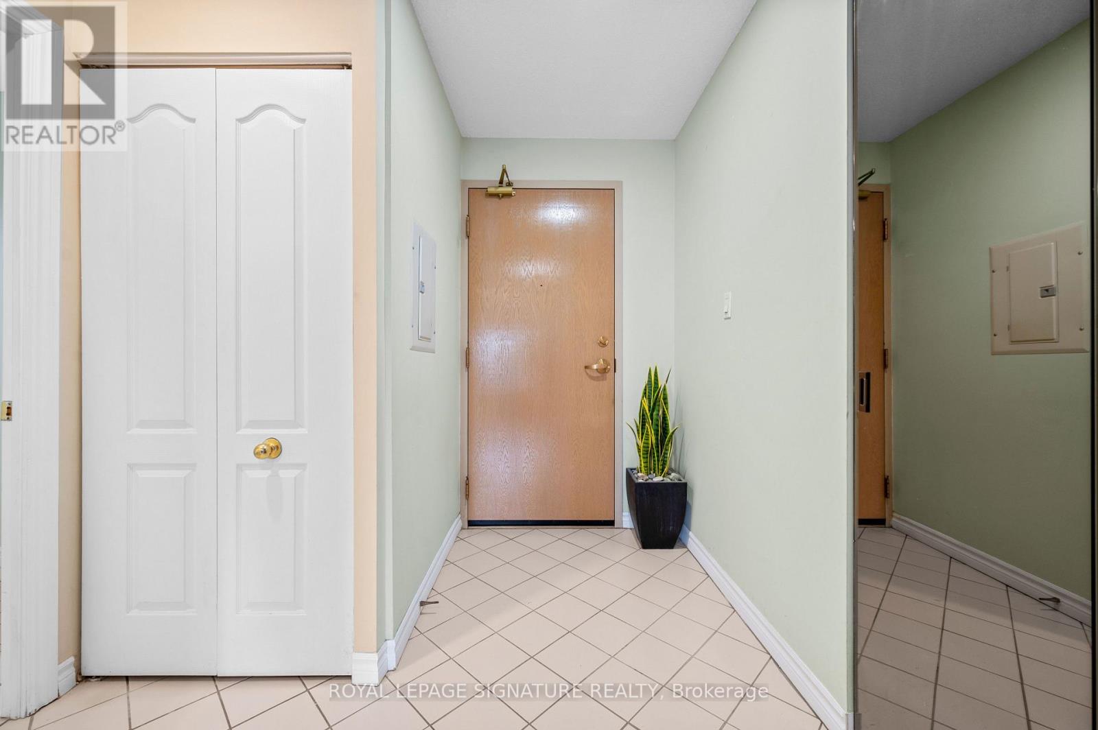 205 - 3 Dayspring Circle, Brampton (Goreway Drive Corridor), Ontario  L6P 1B7 - Photo 3 - W12898578