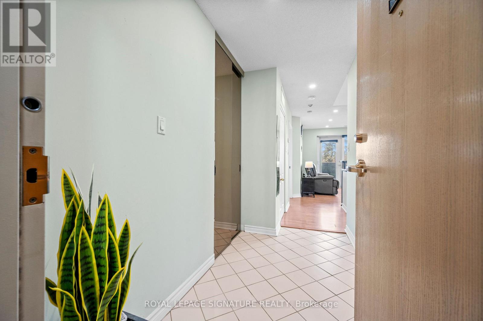 205 - 3 Dayspring Circle, Brampton (Goreway Drive Corridor), Ontario  L6P 1B7 - Photo 5 - W12898578