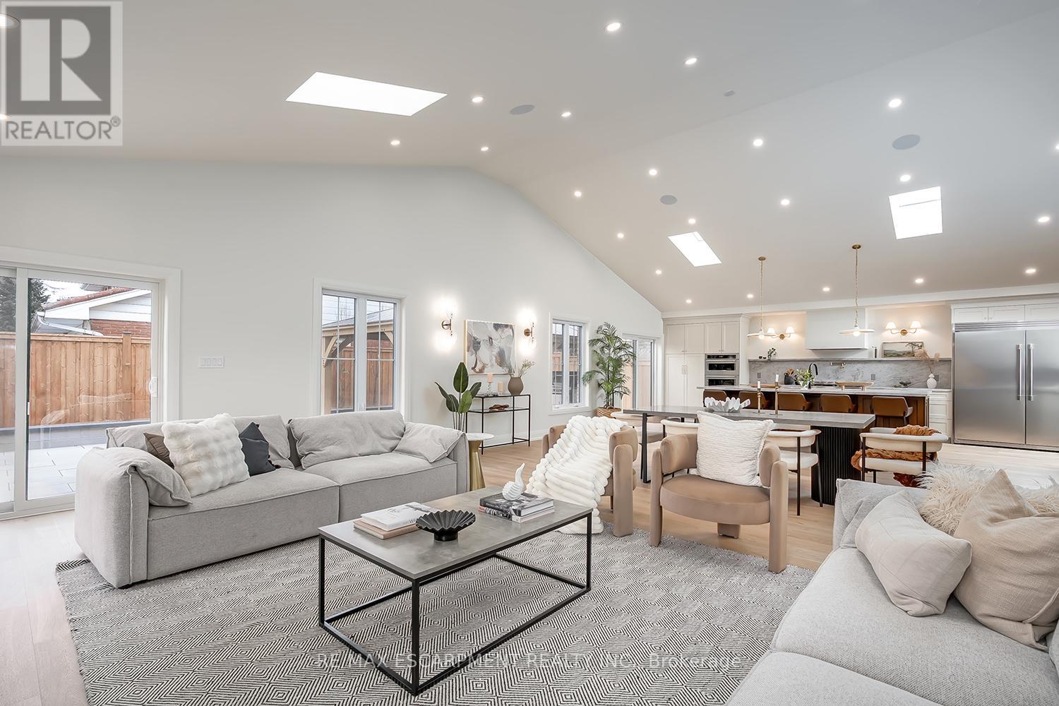 251 Glen Afton Drive, Burlington (Shoreacres), Ontario  L7L 1G8 - Photo 11 - W12898604