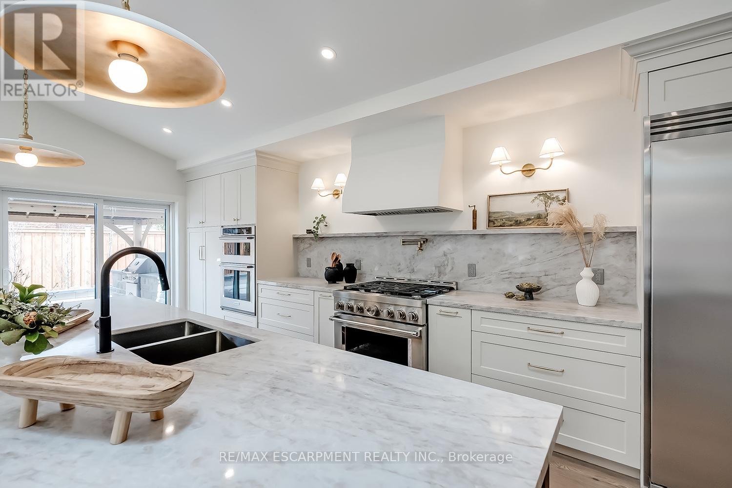 251 Glen Afton Drive, Burlington (Shoreacres), Ontario  L7L 1G8 - Photo 18 - W12898604