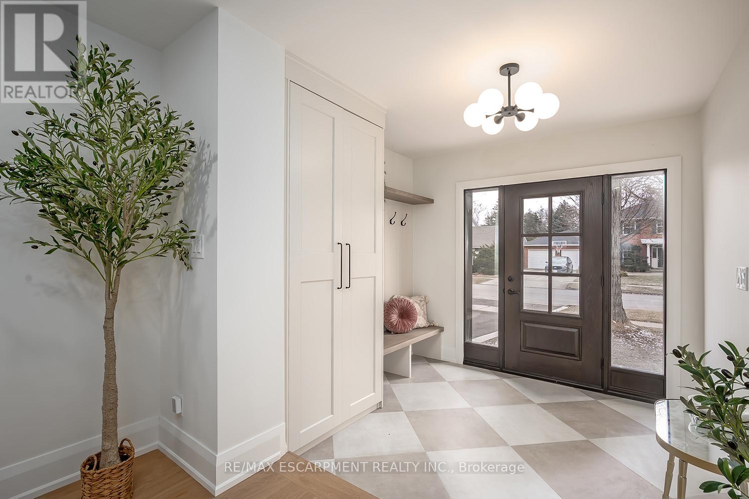 251 Glen Afton Drive, Burlington (Shoreacres), Ontario  L7L 1G8 - Photo 2 - W12898604