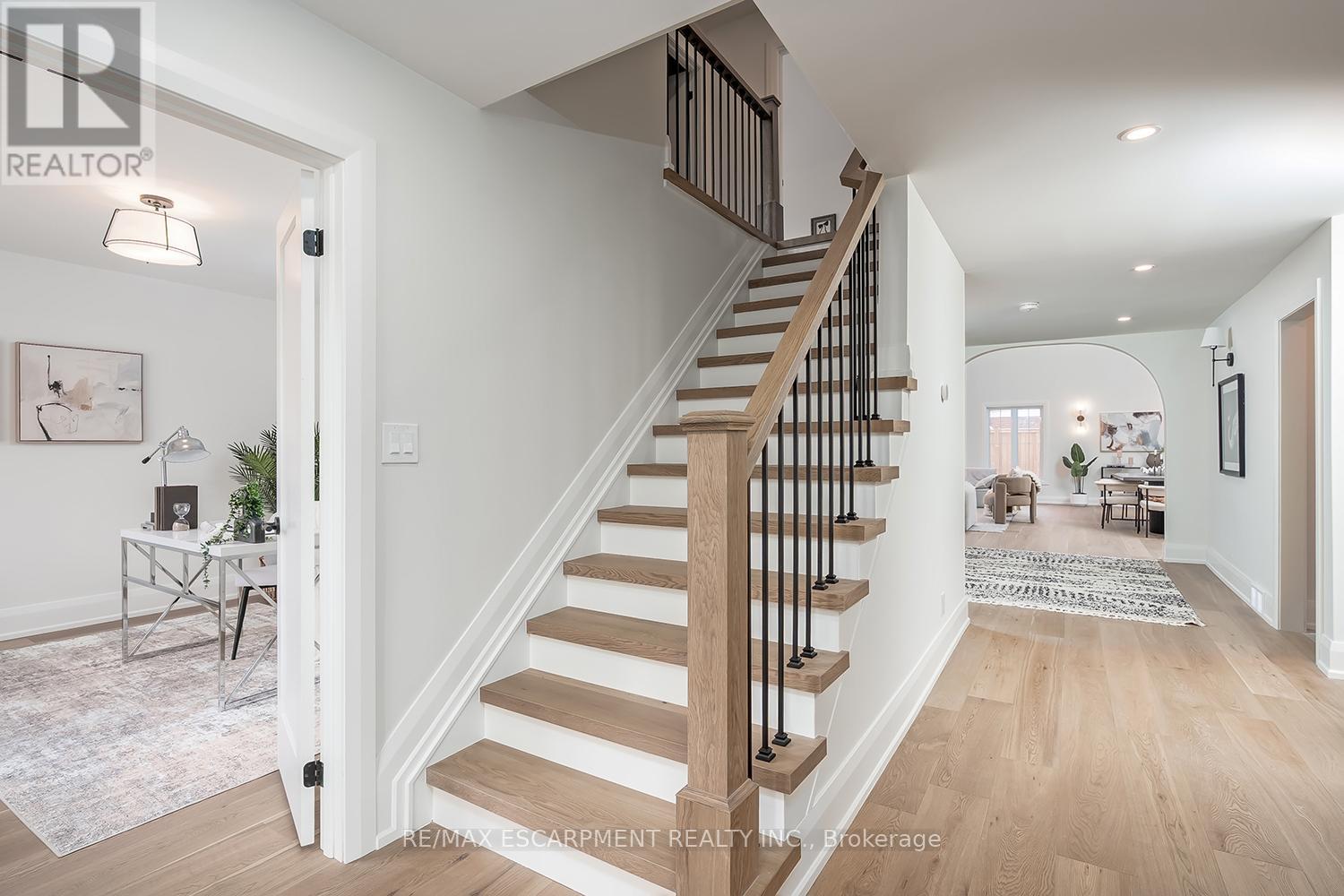 251 Glen Afton Drive, Burlington (Shoreacres), Ontario  L7L 1G8 - Photo 4 - W12898604