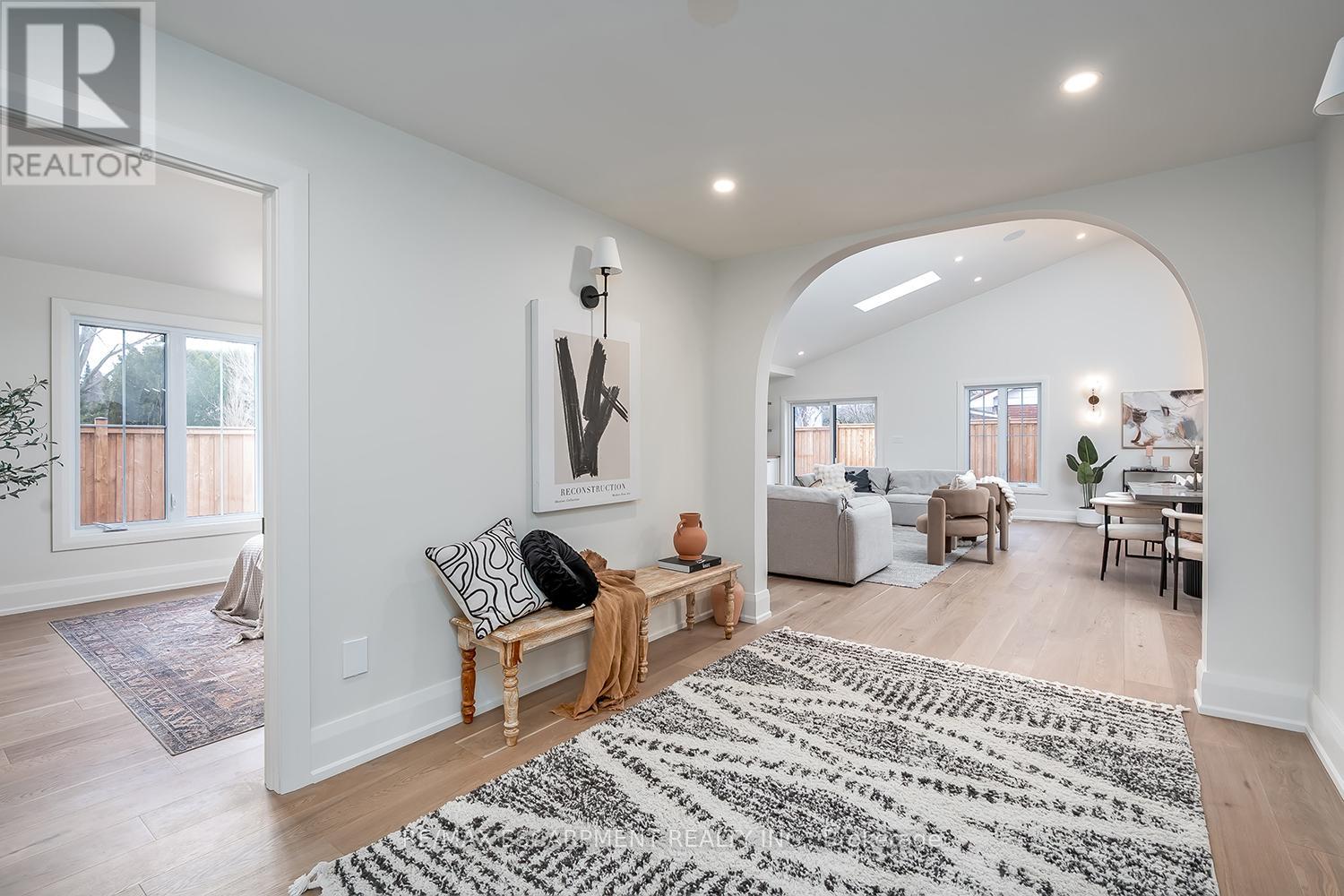 251 Glen Afton Drive, Burlington (Shoreacres), Ontario  L7L 1G8 - Photo 6 - W12898604