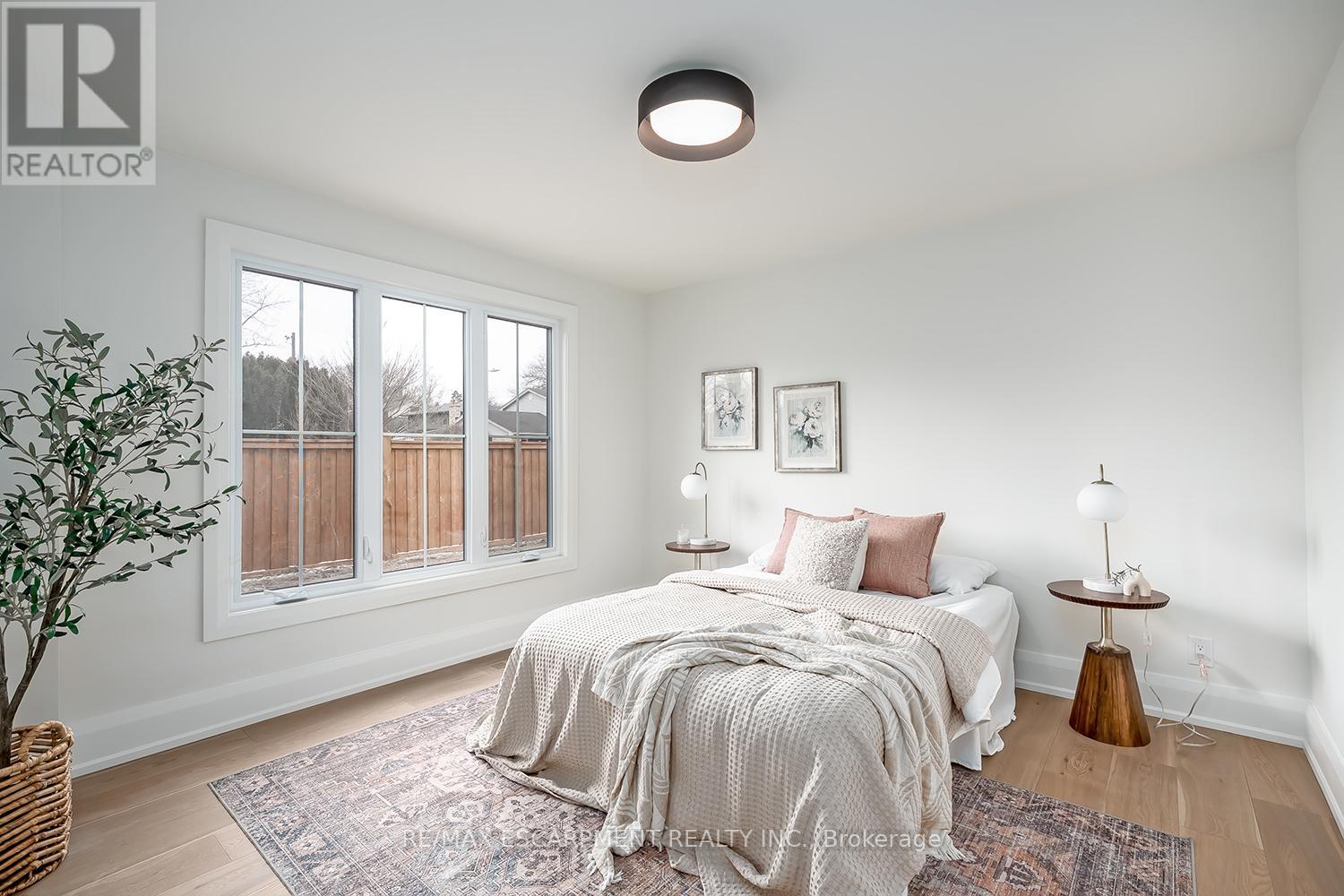 251 Glen Afton Drive, Burlington (Shoreacres), Ontario  L7L 1G8 - Photo 7 - W12898604