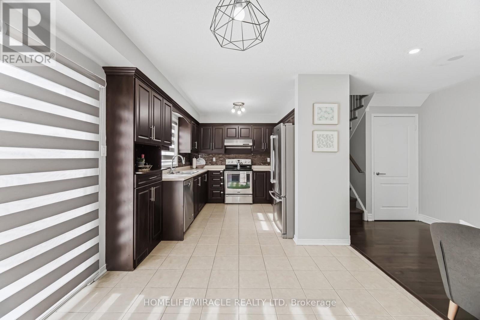 41 Tanglemere Crescent, Brampton (Fletcher's Meadow), Ontario  L7A 1R8 - Photo 14 - W12898624