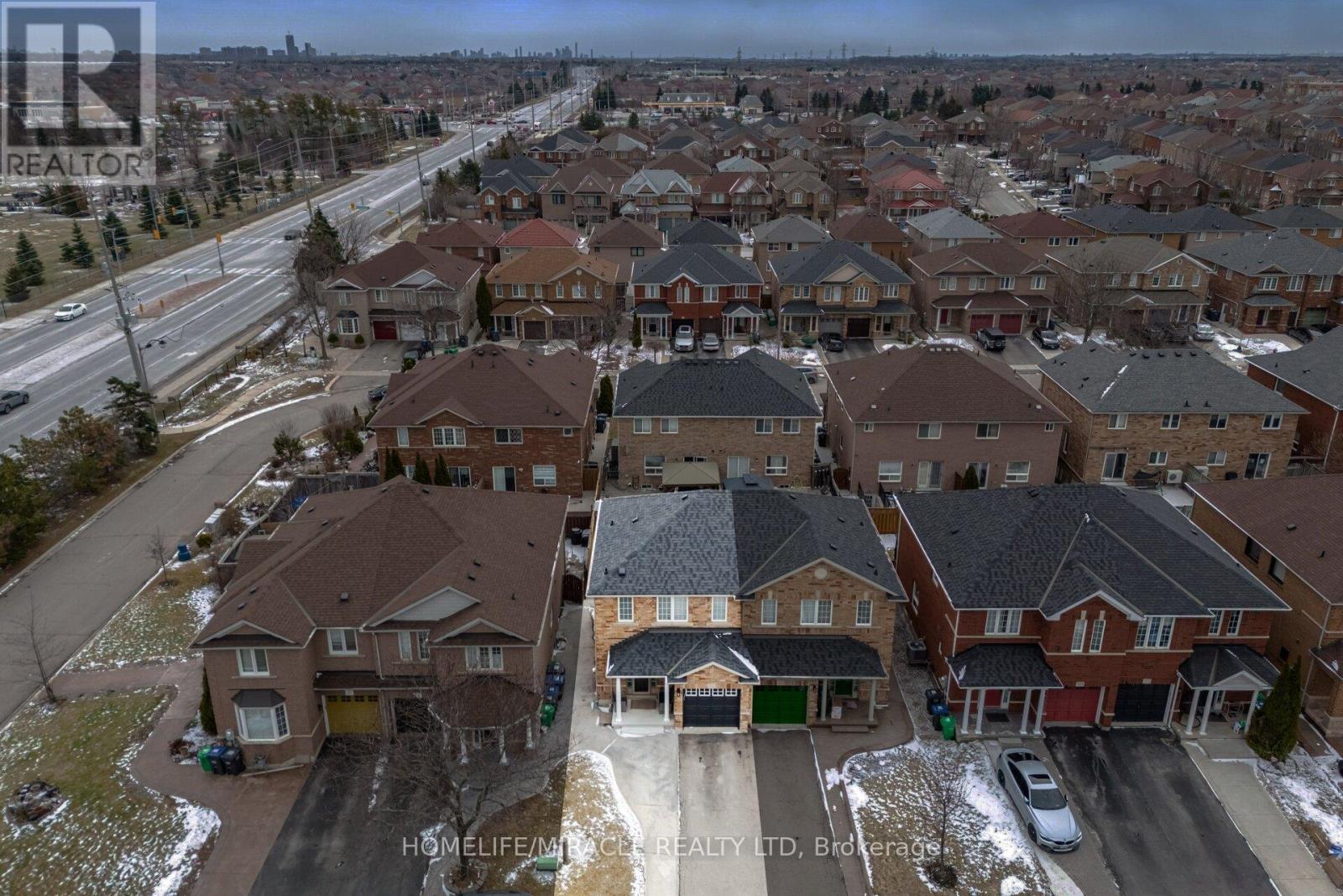 41 Tanglemere Crescent, Brampton (Fletcher's Meadow), Ontario  L7A 1R8 - Photo 3 - W12898624