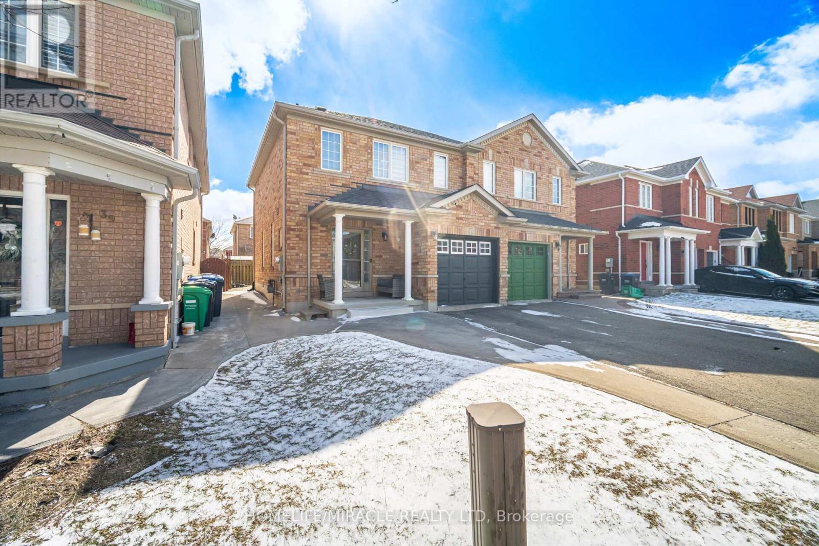 41 Tanglemere Crescent, Brampton (Fletcher's Meadow), Ontario  L7A 1R8 - Photo 5 - W12898624