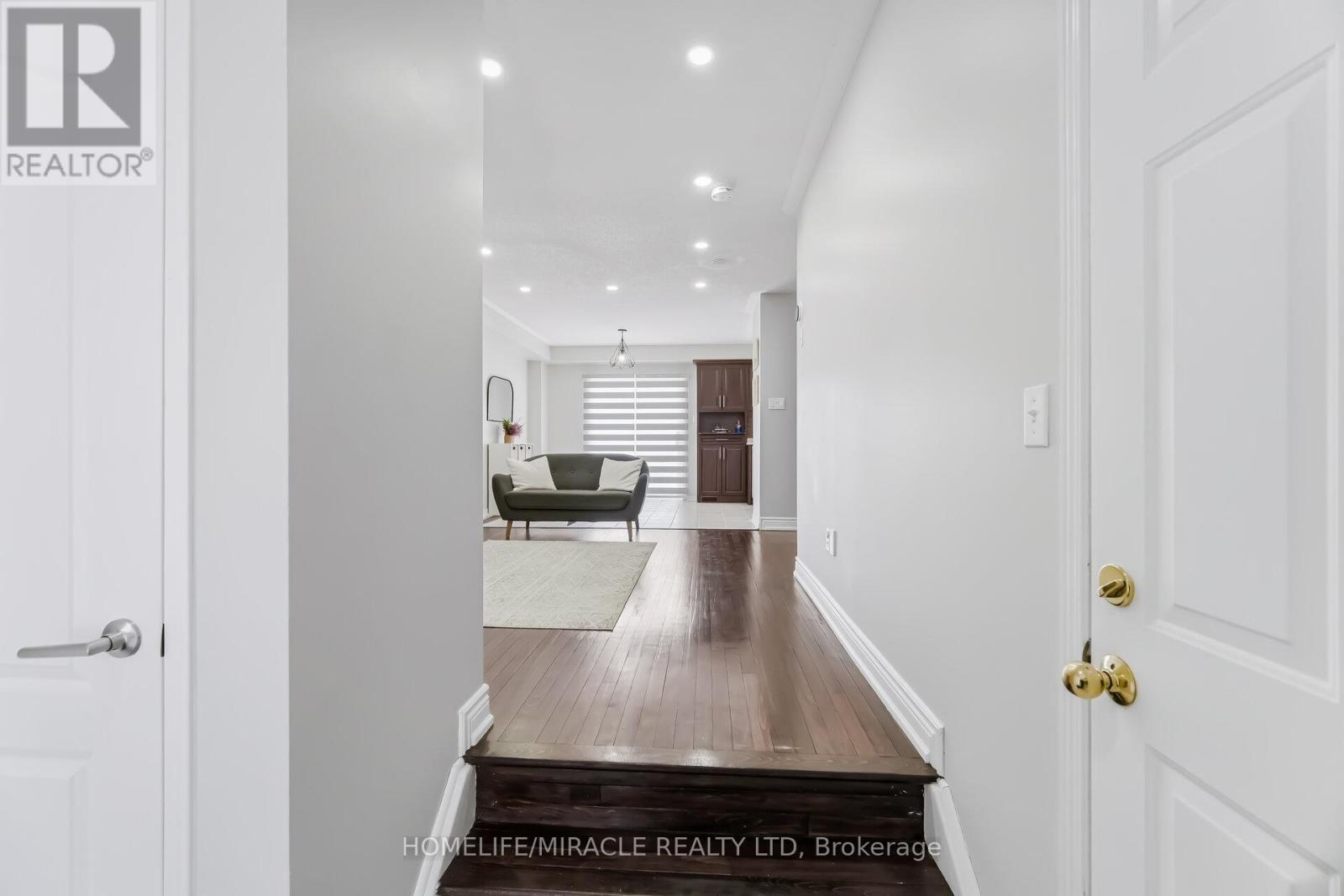 41 Tanglemere Crescent, Brampton (Fletcher's Meadow), Ontario  L7A 1R8 - Photo 8 - W12898624