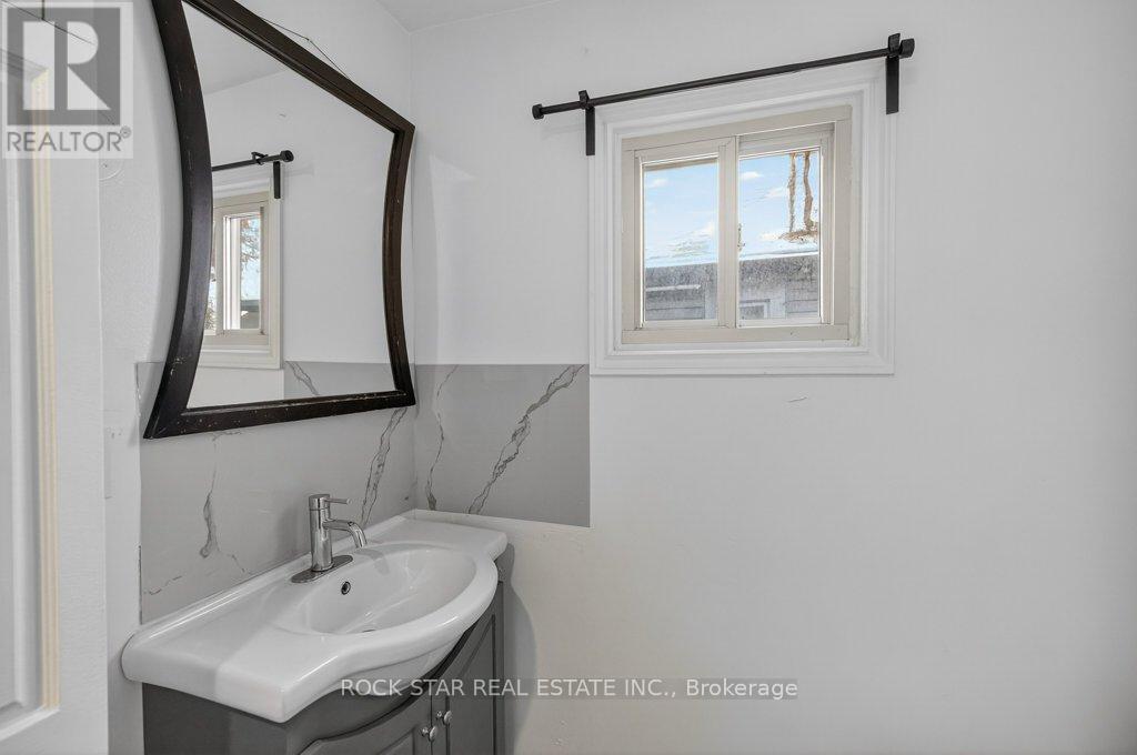 71 Teal Avenue, Hamilton (Lakeshore), Ontario  L8E 3B3 - Photo 15 - X12898680