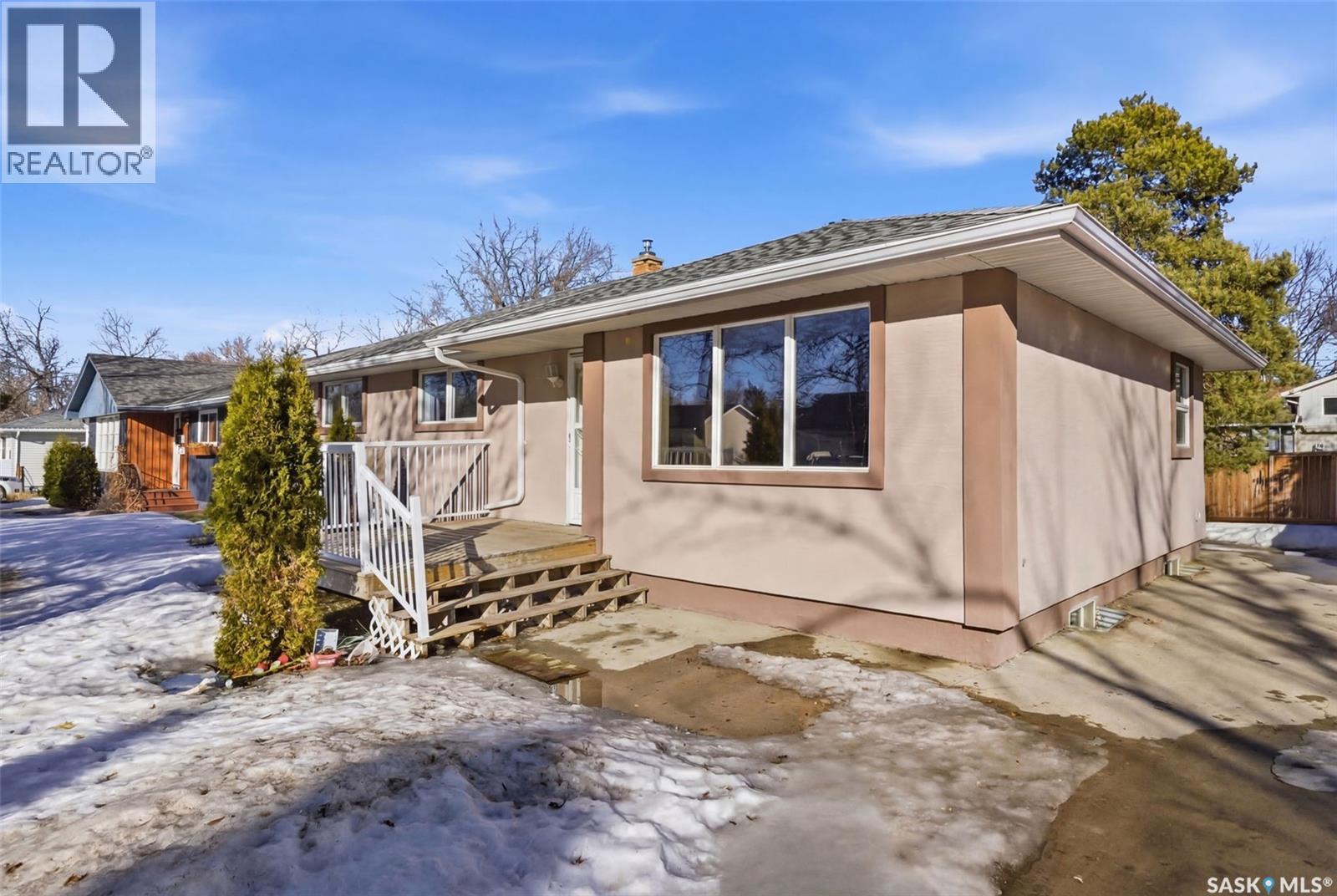 33 Scott Street, Regina, Saskatchewan  S4S 4A1 - Photo 2 - SK030756