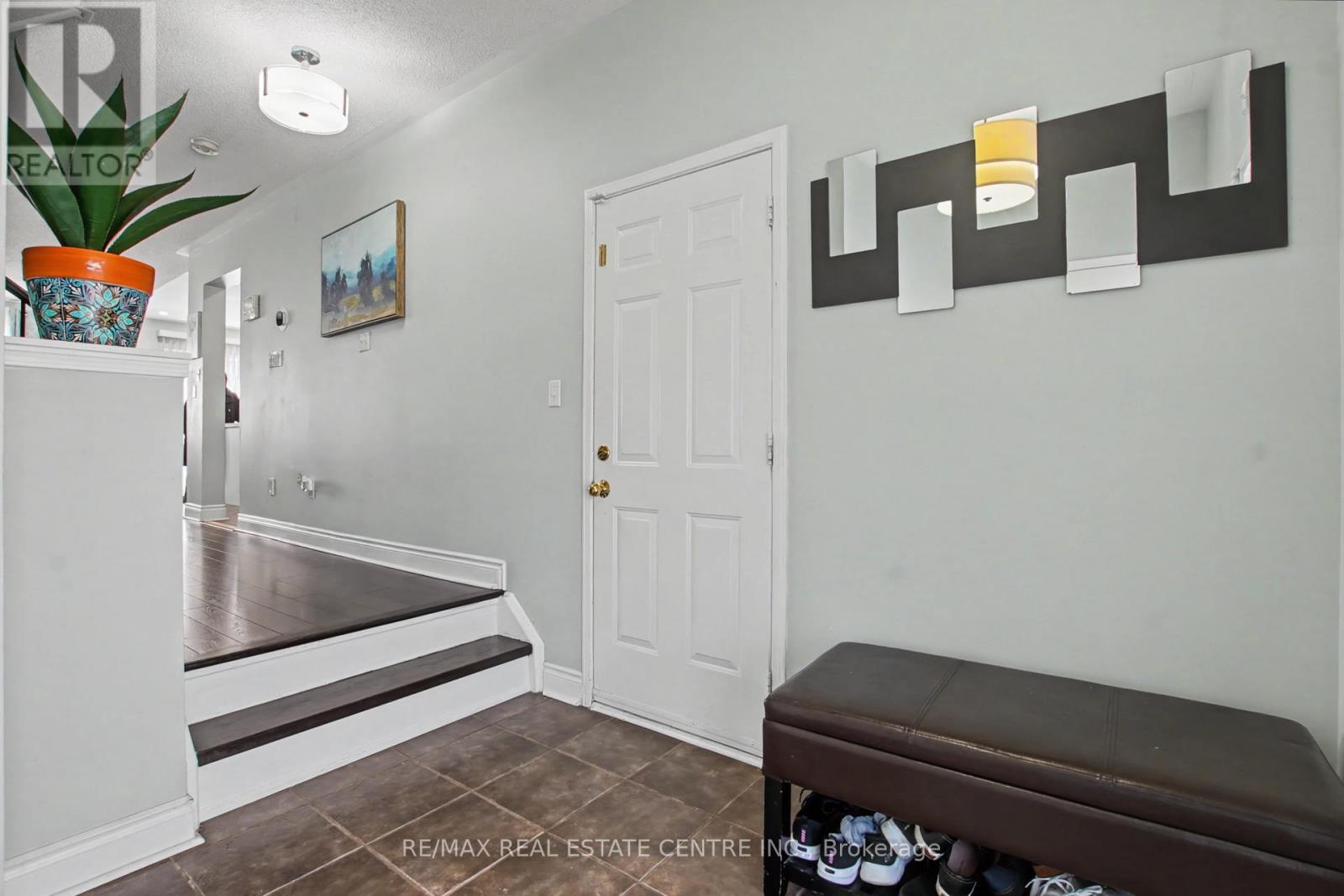 21 Vermont Road, Brampton (Fletcher's Meadow), Ontario  L7A 3G3 - Photo 4 - W12898696