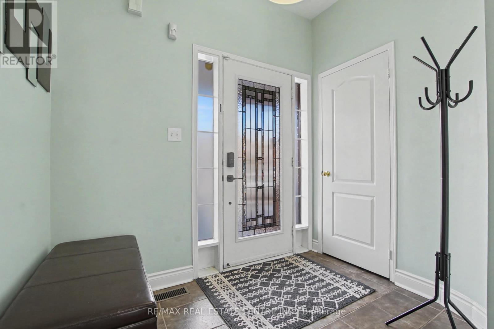 21 Vermont Road, Brampton (Fletcher's Meadow), Ontario  L7A 3G3 - Photo 3 - W12898696