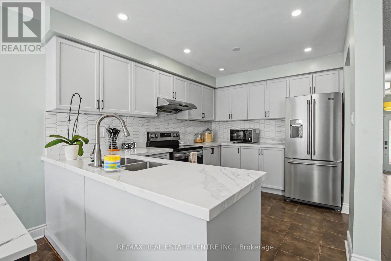 21 Vermont Road, Brampton (Fletcher's Meadow), Ontario  L7A 3G3 - Photo 10 - W12898696