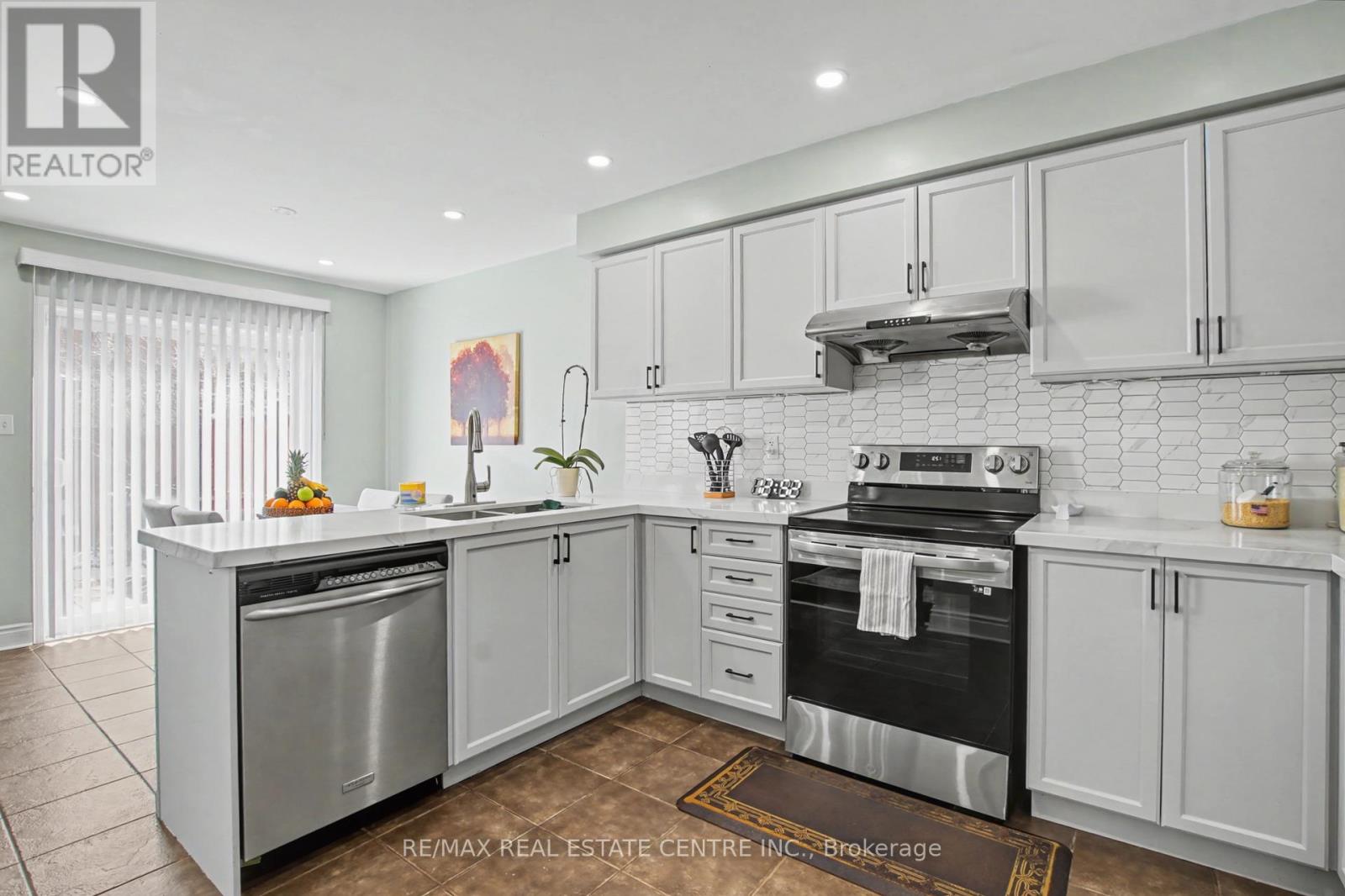 21 Vermont Road, Brampton (Fletcher's Meadow), Ontario  L7A 3G3 - Photo 9 - W12898696