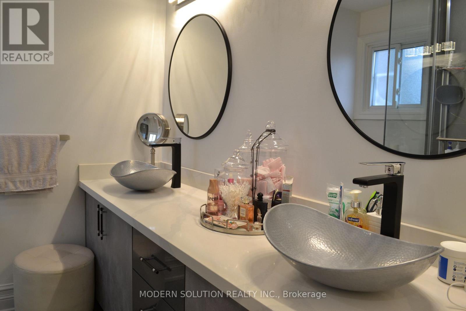 65 Manning Crescent, Newmarket (Gorham-College Manor), Ontario  L3Y 6H3 - Photo 17 - N12890362