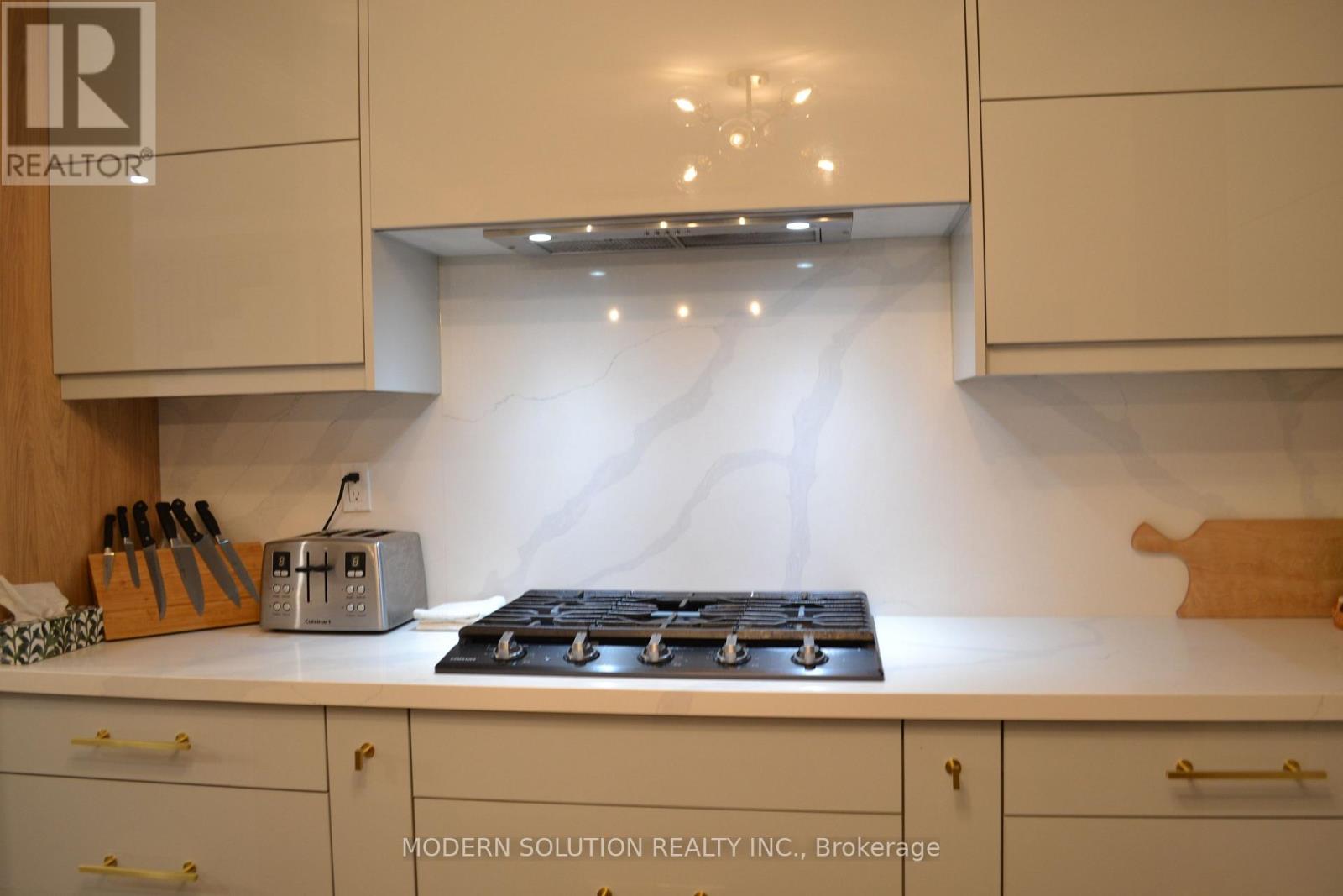 65 Manning Crescent, Newmarket (Gorham-College Manor), Ontario  L3Y 6H3 - Photo 10 - N12890362