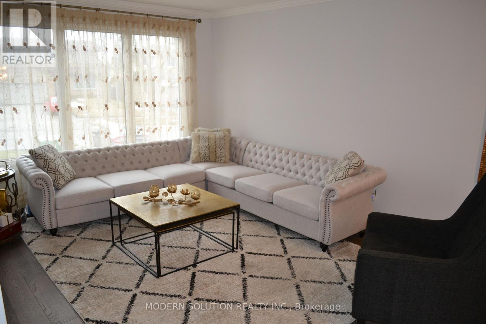 65 Manning Crescent, Newmarket (Gorham-College Manor), Ontario  L3Y 6H3 - Photo 3 - N12890362