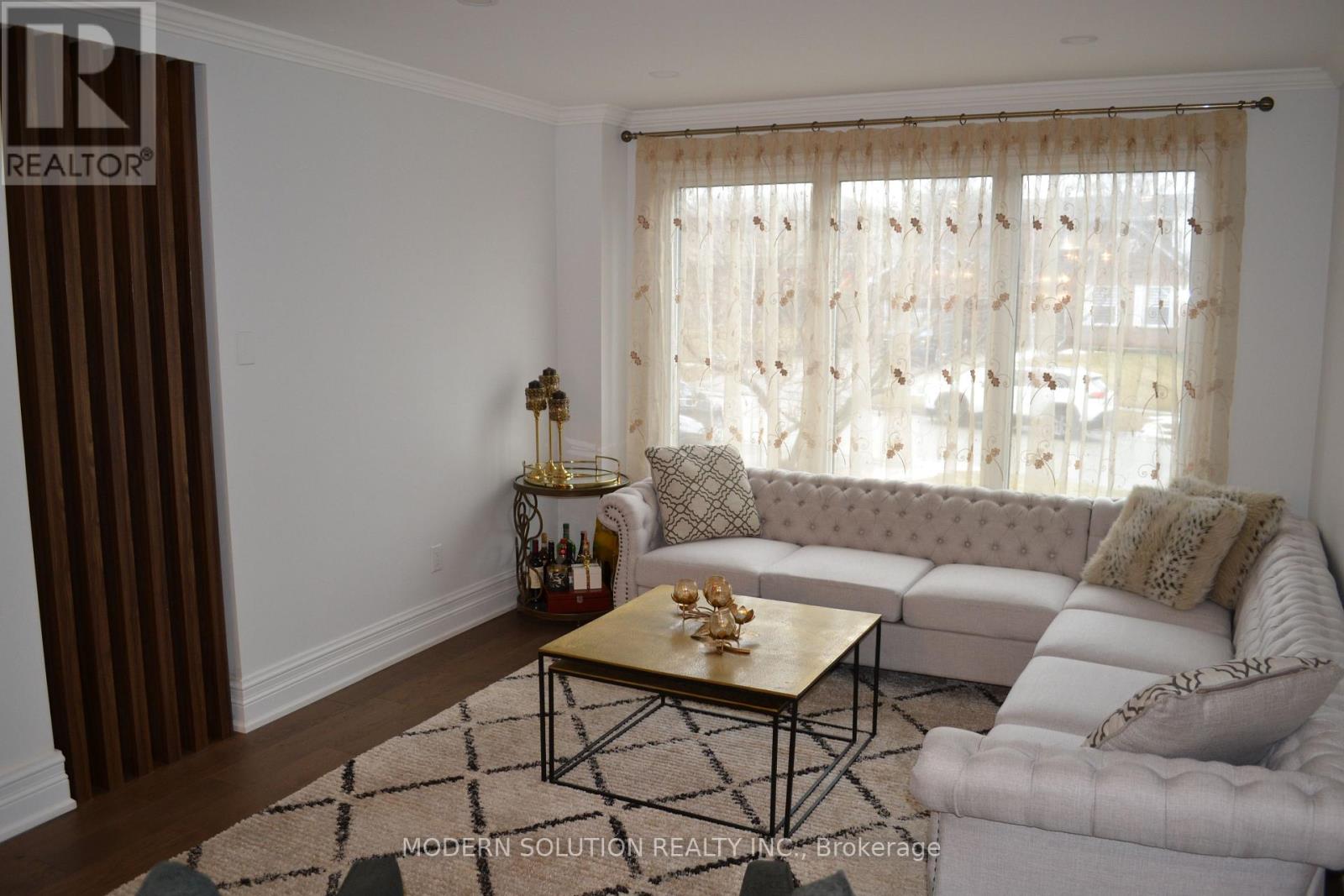 65 Manning Crescent, Newmarket (Gorham-College Manor), Ontario  L3Y 6H3 - Photo 4 - N12890362