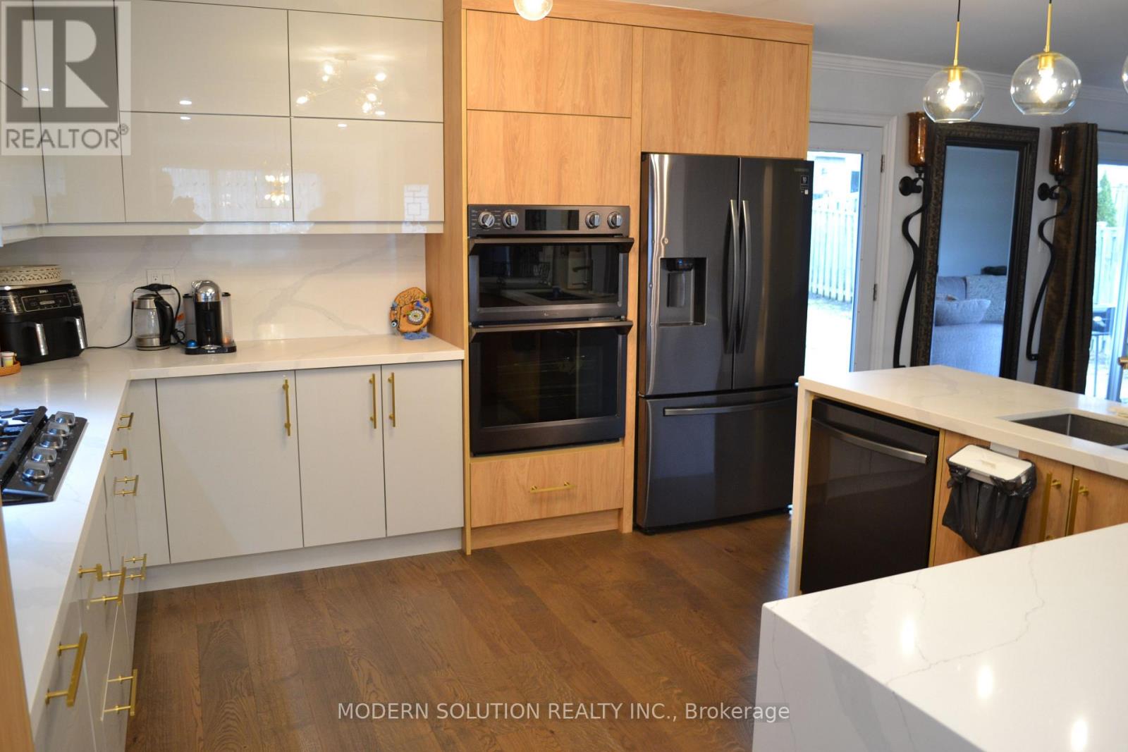 65 Manning Crescent, Newmarket (Gorham-College Manor), Ontario  L3Y 6H3 - Photo 8 - N12890362