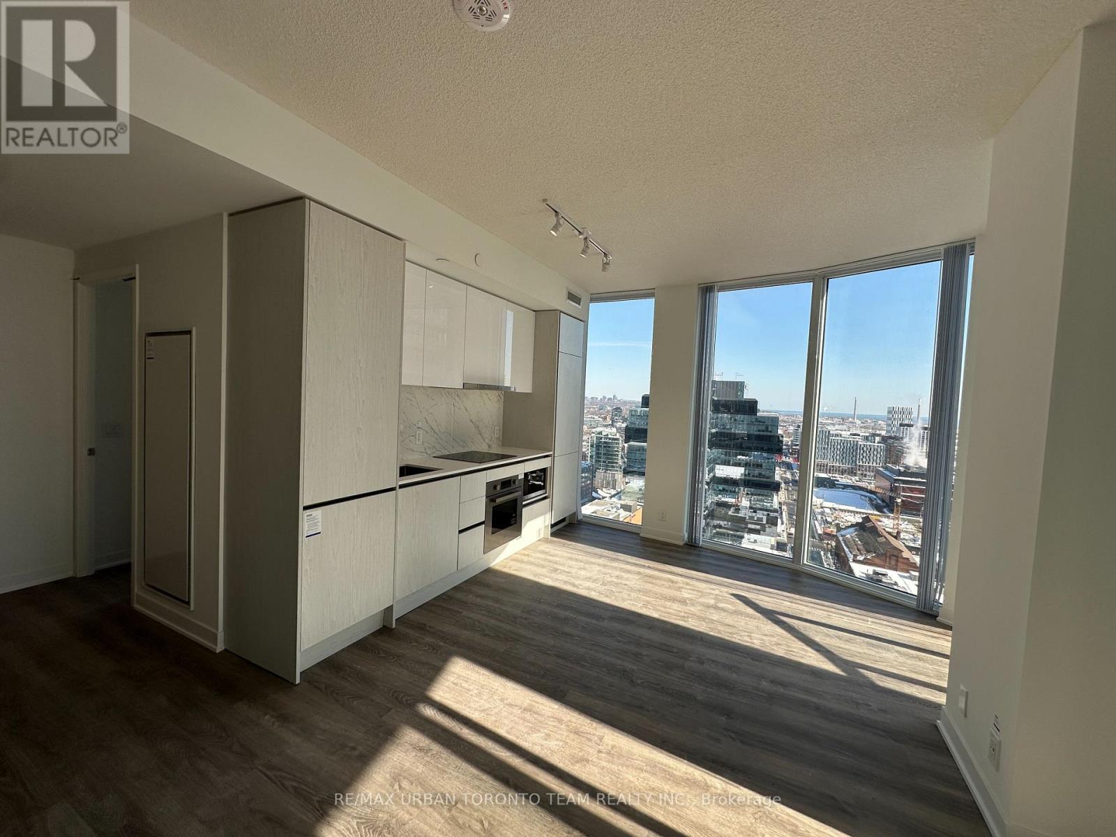 2806 - 180 Front Street E, Toronto, Ontario  M5A 0K9 - Photo 2 - C12898744