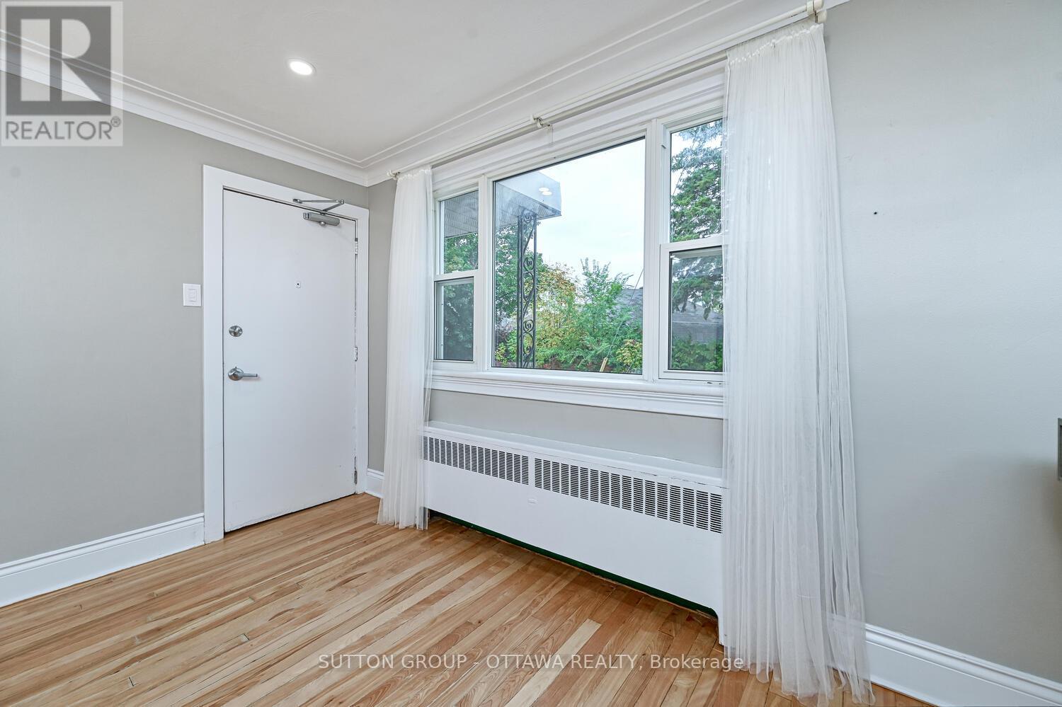 154-156 Dagmar Avenue, Ottawa, Ontario  K1L 5T2 - Photo 3 - X12898742